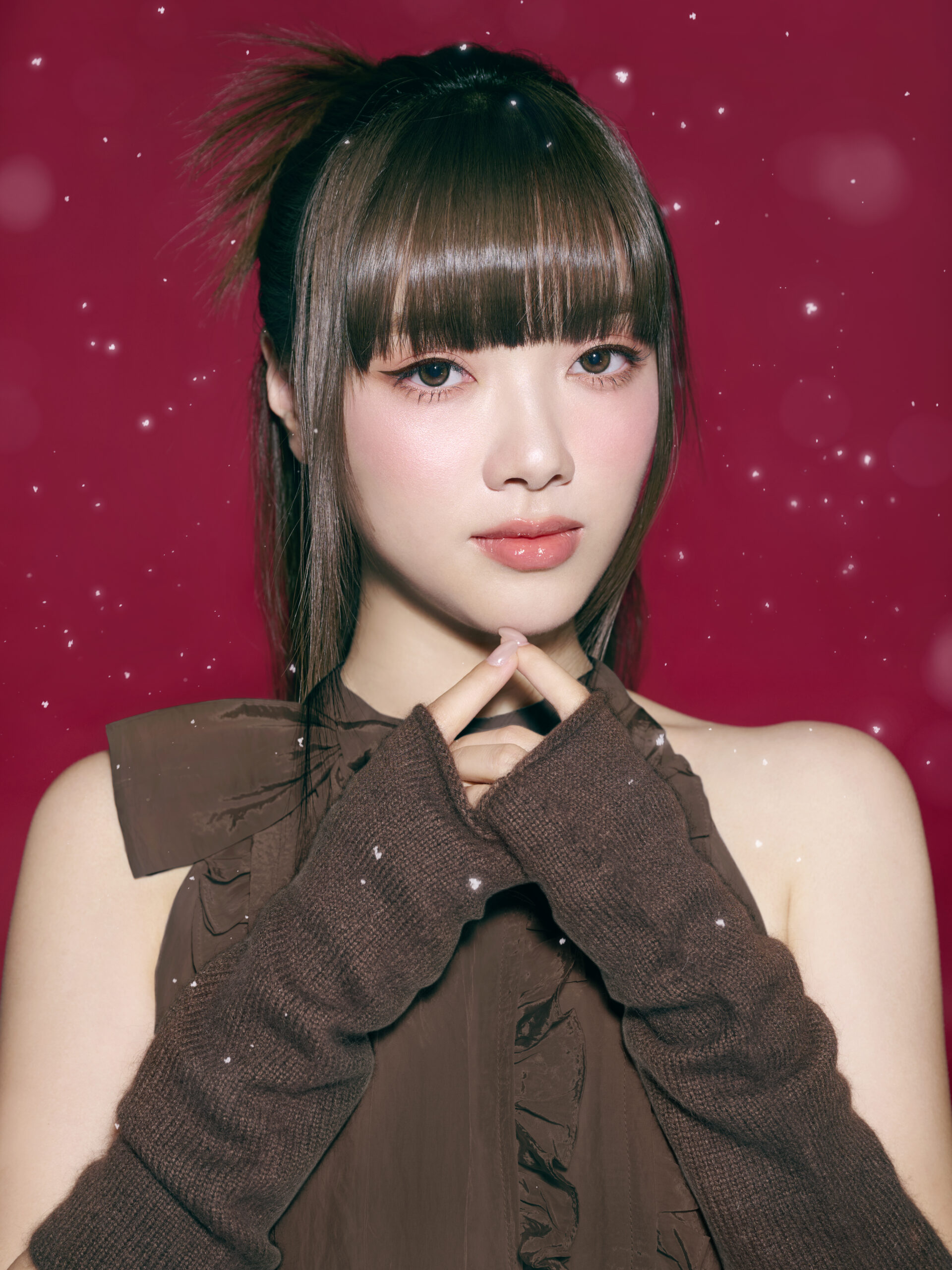 珊瑚色眼妝配搭玻璃唇與草莓奶昔腮紅，整體更多添一分微甜魅力。