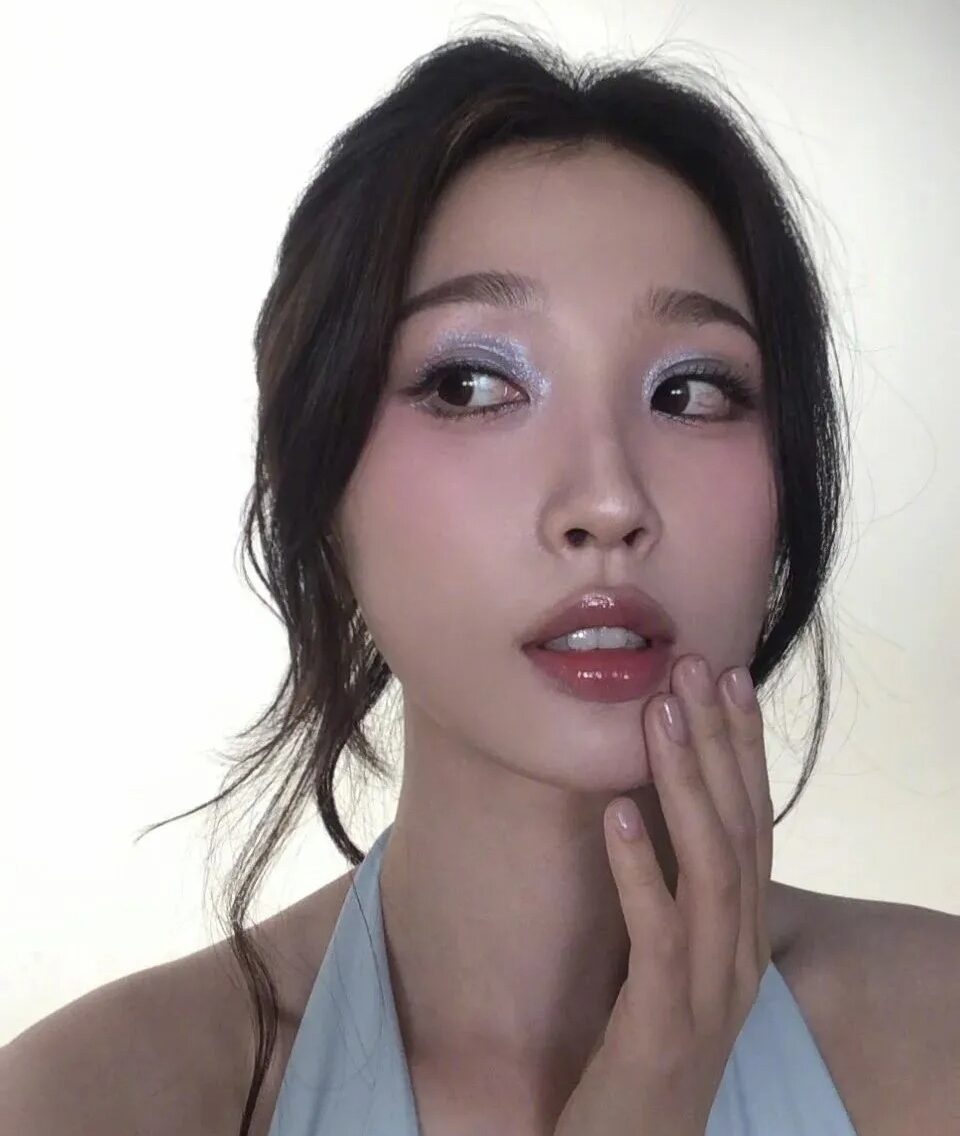 以藍灰、銀棕、石墨黑等冷色調