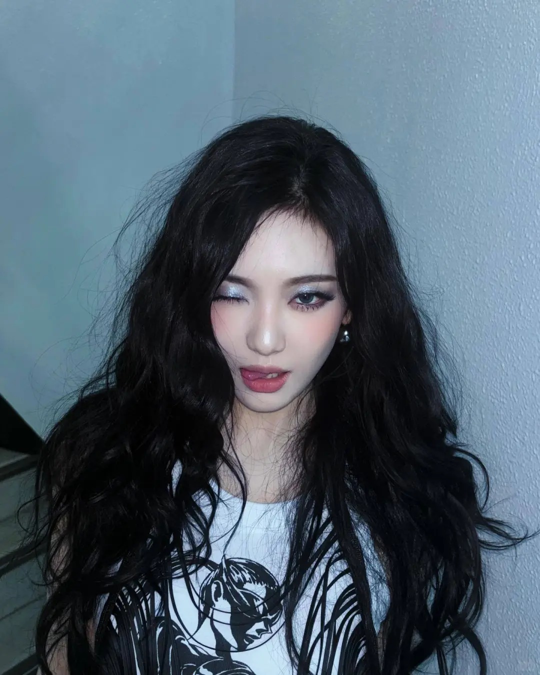 精髓在於強調眼神的深邃感