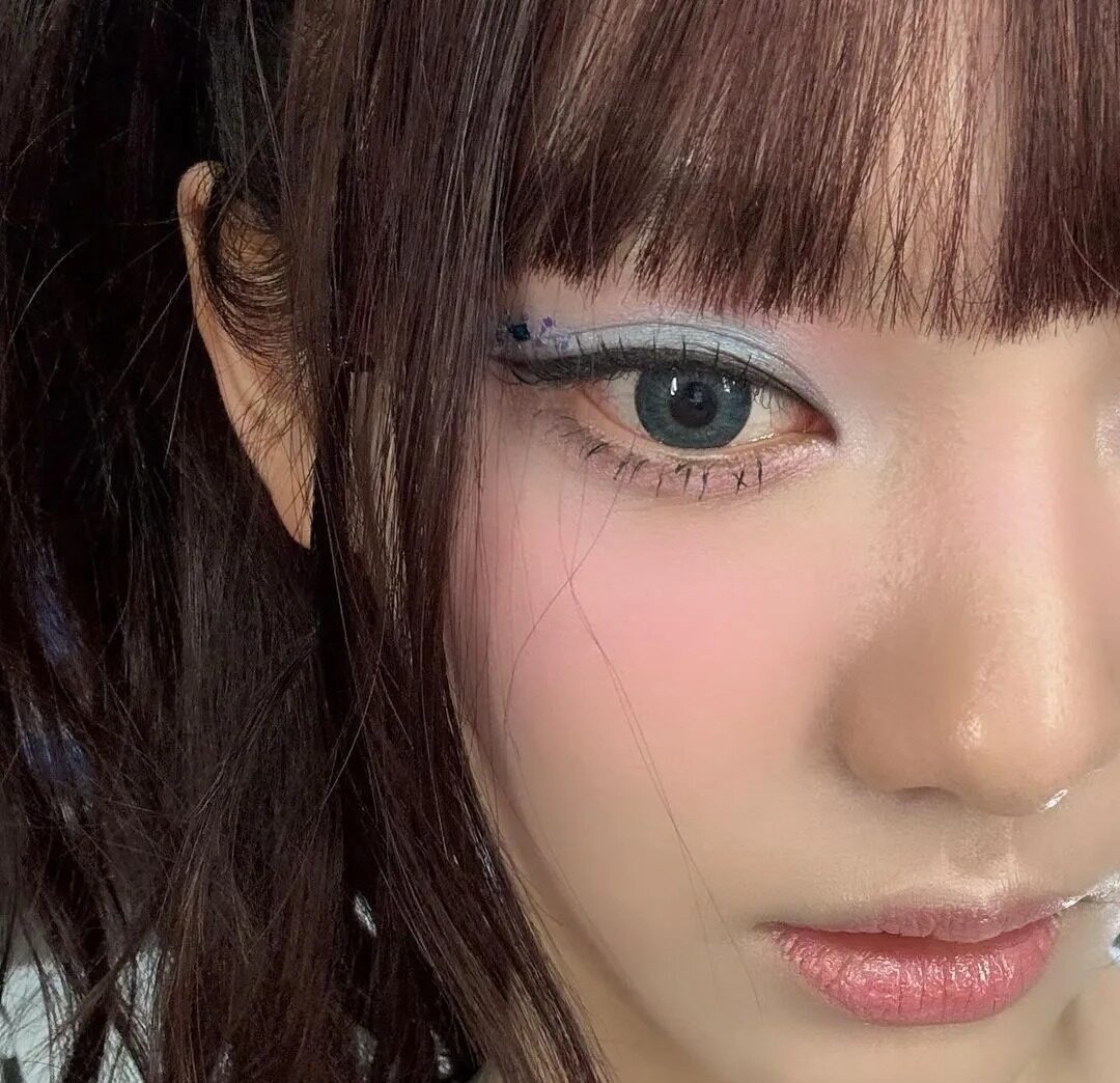 在眼中或眼頭處輕點珠光或濕潤質感眼影。