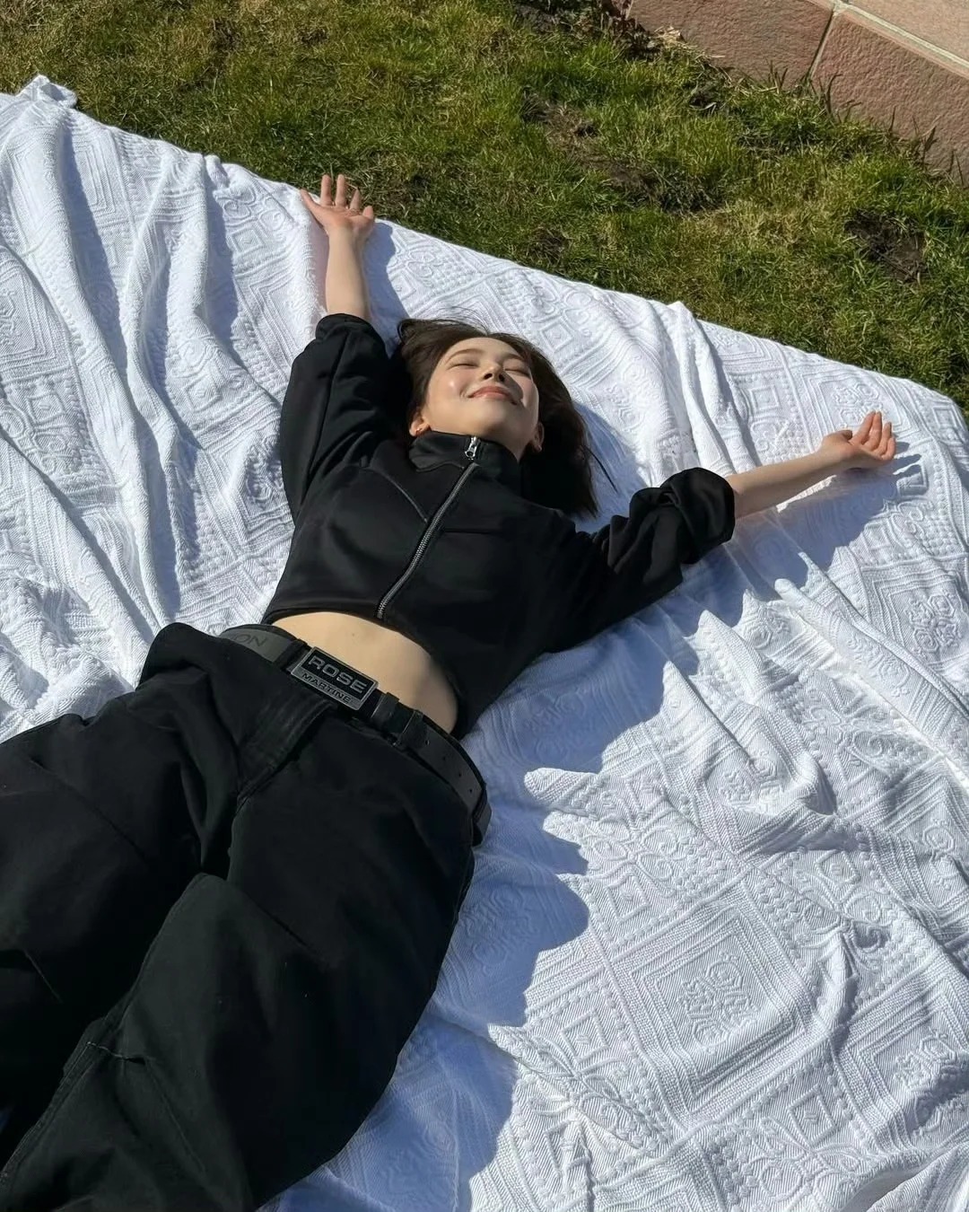 感受全身被拉開的延展感。