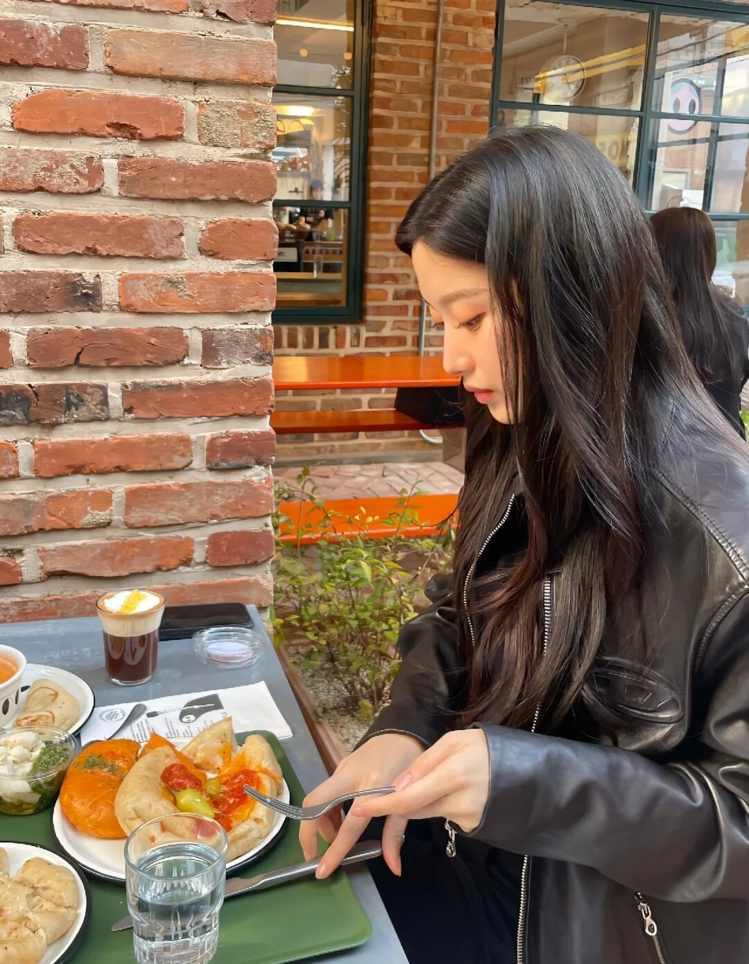 富含血清素的食物有：雞蛋、豆乾、起司、深綠蔬菜。