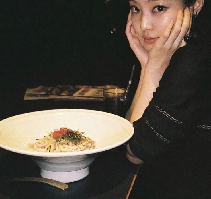 餐前吃一些富含膳食纖維的食物，可以增加飽足感。