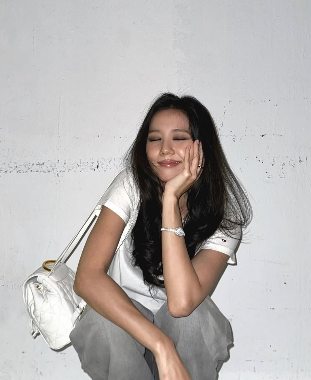 以冷調裸色，或是帶有灰色調的玫瑰色、莓紅色為主。