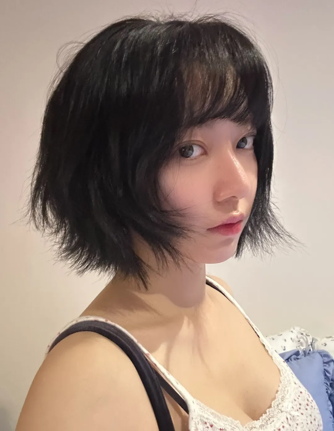 在溫度方面，始終使用略低於體溫的溫水（約30°C左右）來沖洗。溫水有助於溶解污垢，同時又不至於刺激肌膚。