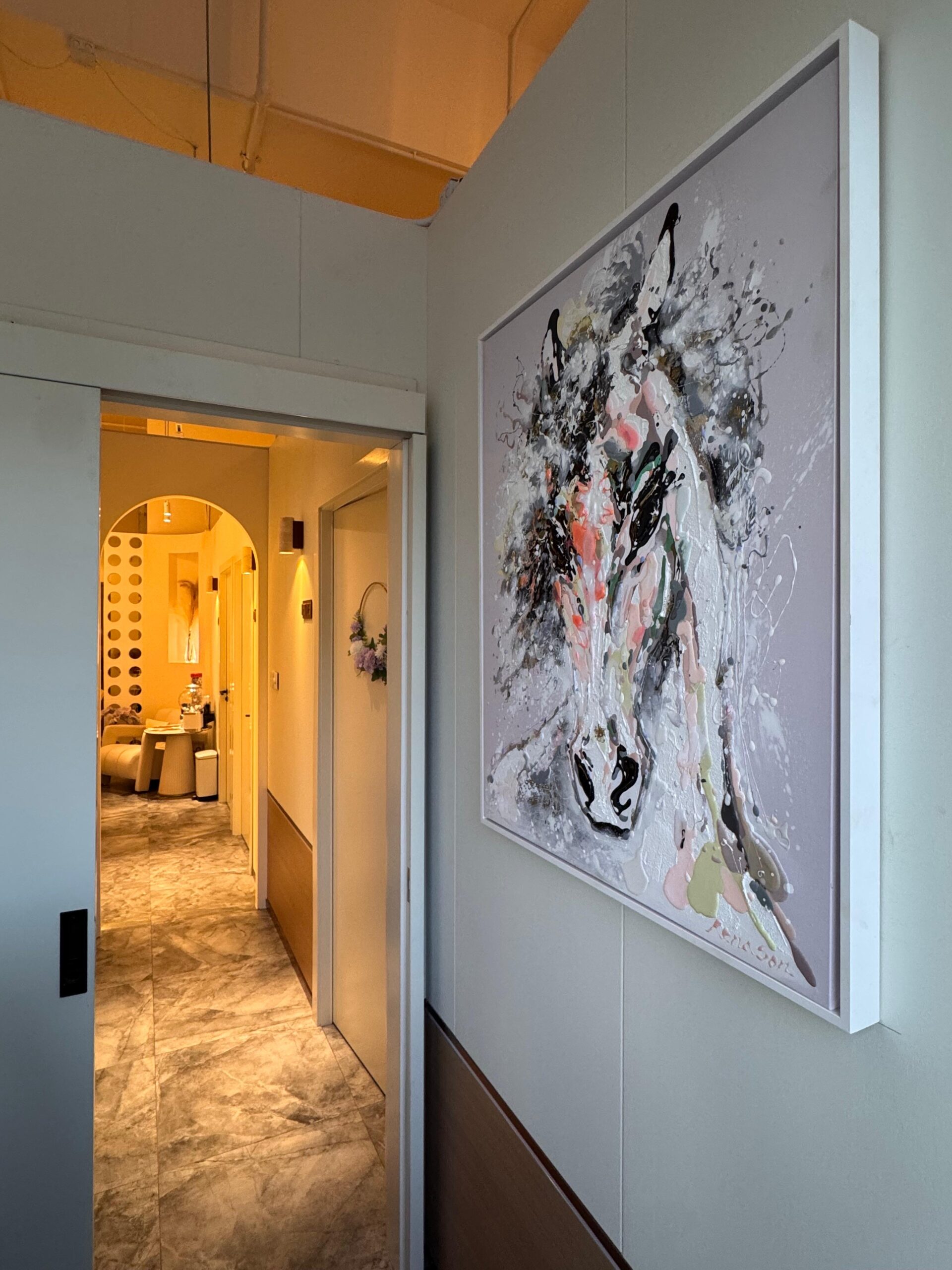 一幅幅畫作掛滿店舖，藝術感氛圍拉滿，可見店主落足心思。