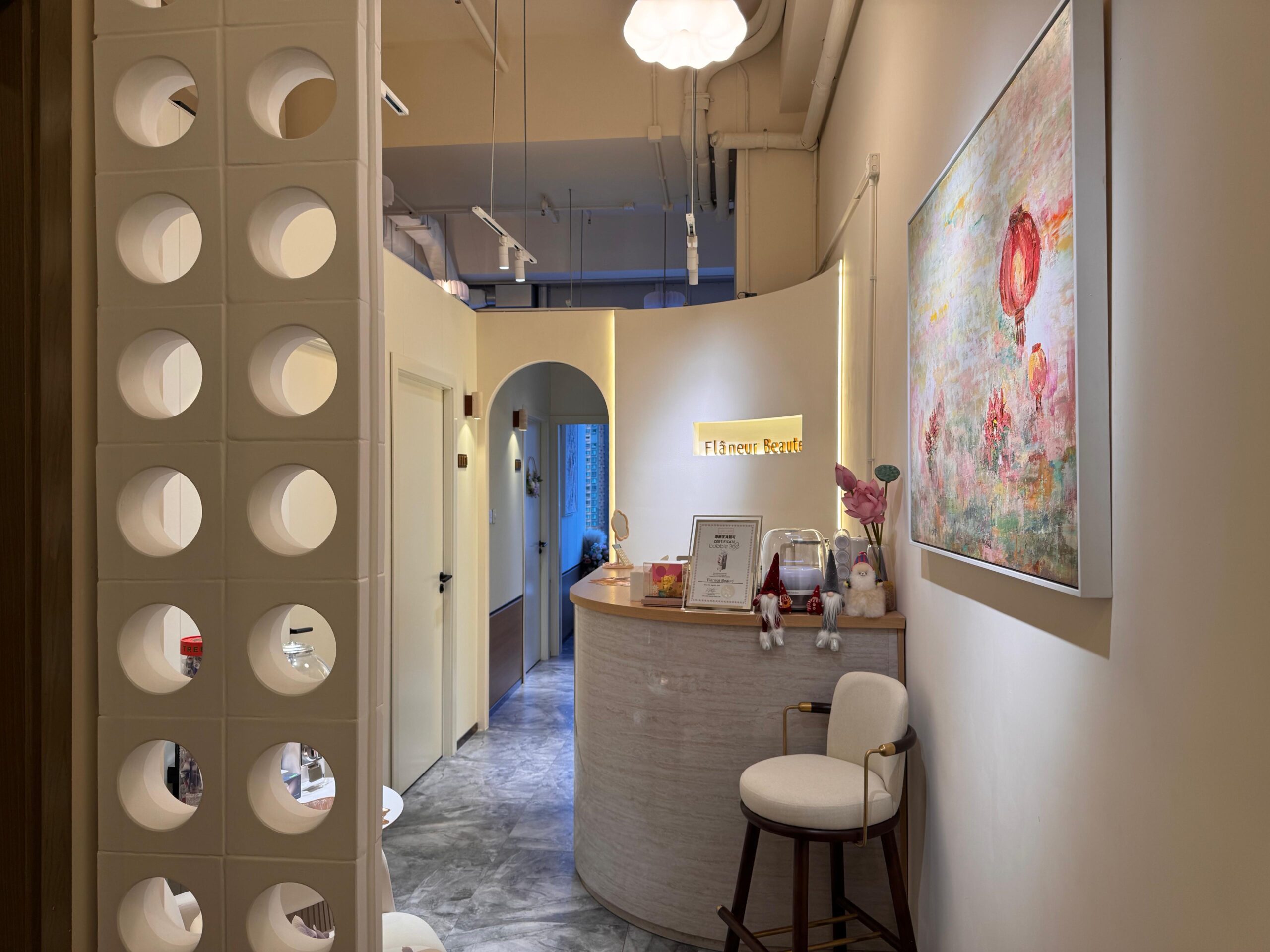 走進Flâneur Beaute，看到店內融入藝術點綴，增添不少藝術感氛圍。