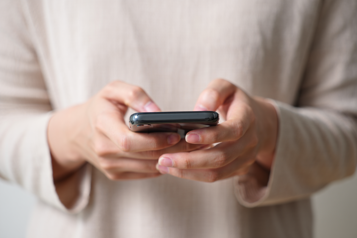 廁所環境中充滿了看不見的糞便細菌噴霧，這正是手機變成比馬桶座還髒的主因