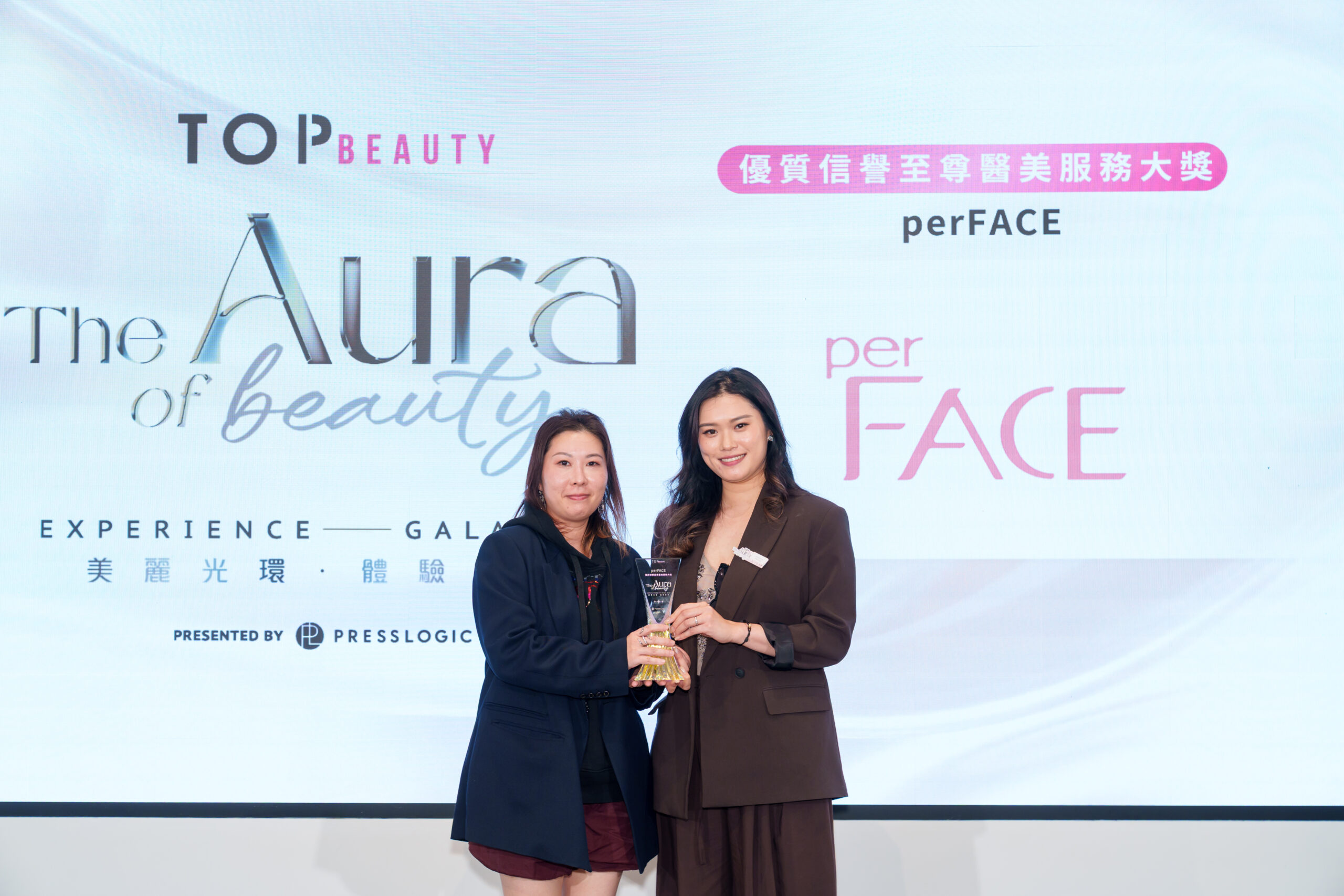 perFACE Associate Marketing Director Ms Fannie Ng 到台上領取《優質信譽至尊醫美服務大獎》。