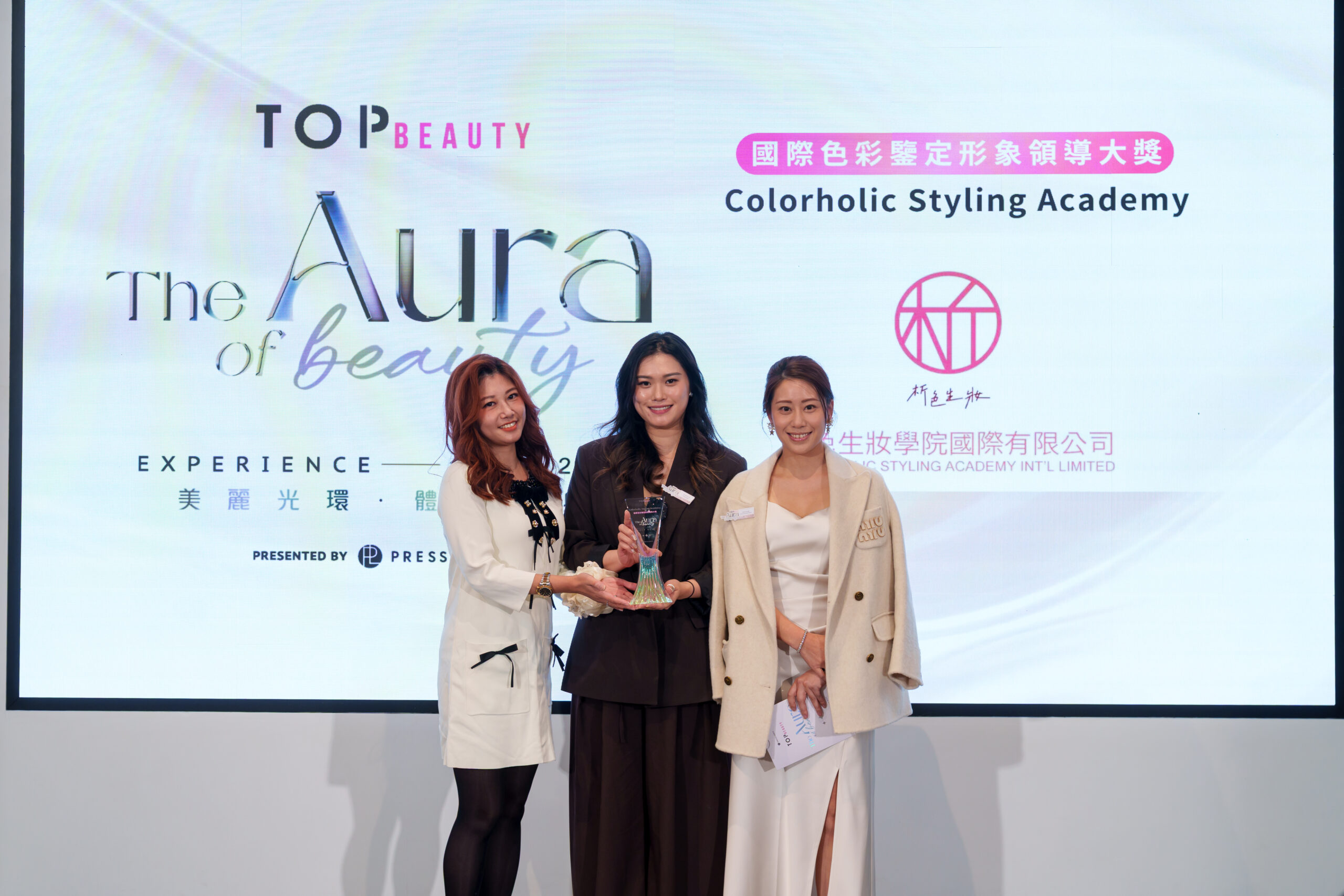 Colorholic Styling Academy 析色生妝學院創辦人兼首席色彩學講師 Ms Celia 及析色生妝學院創辦人兼化妝及形象總監徐亦妮校長到台上領取《國際色彩鑒定形象領導大獎》。