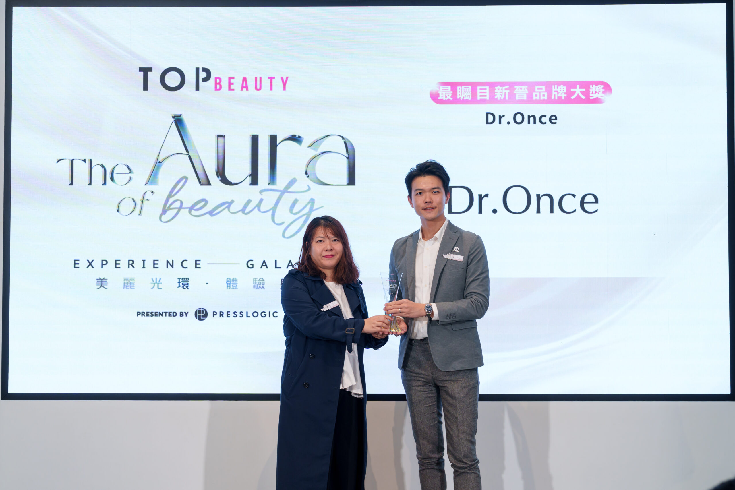 Dr.Once Business Director Ms Febe Hung 到台上領取《最矚目新晉品牌大獎》。