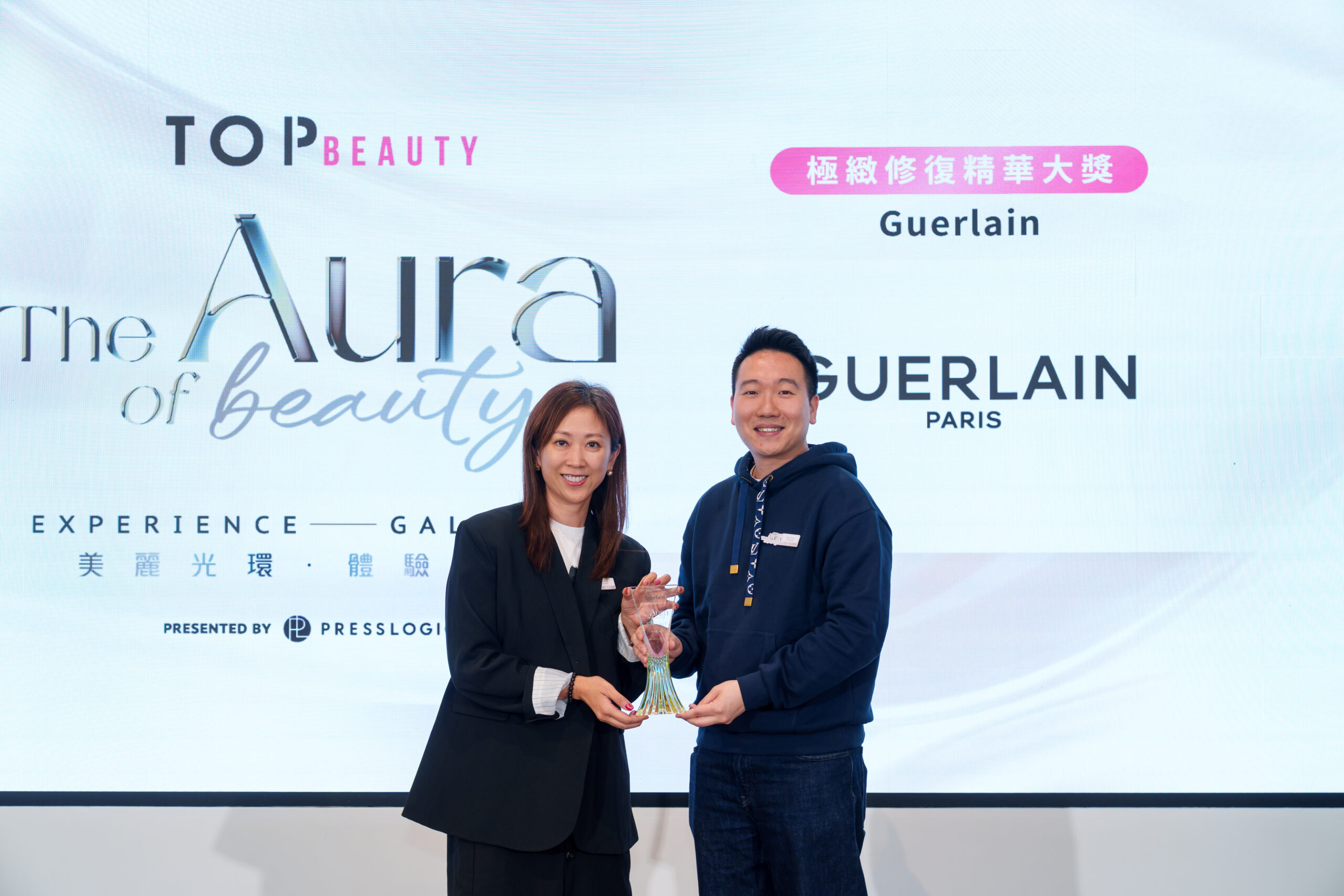 Guerlain Senior Digital & Communications Manager Ms Nana Liu 到台上領取《極緻修復精華大獎》。