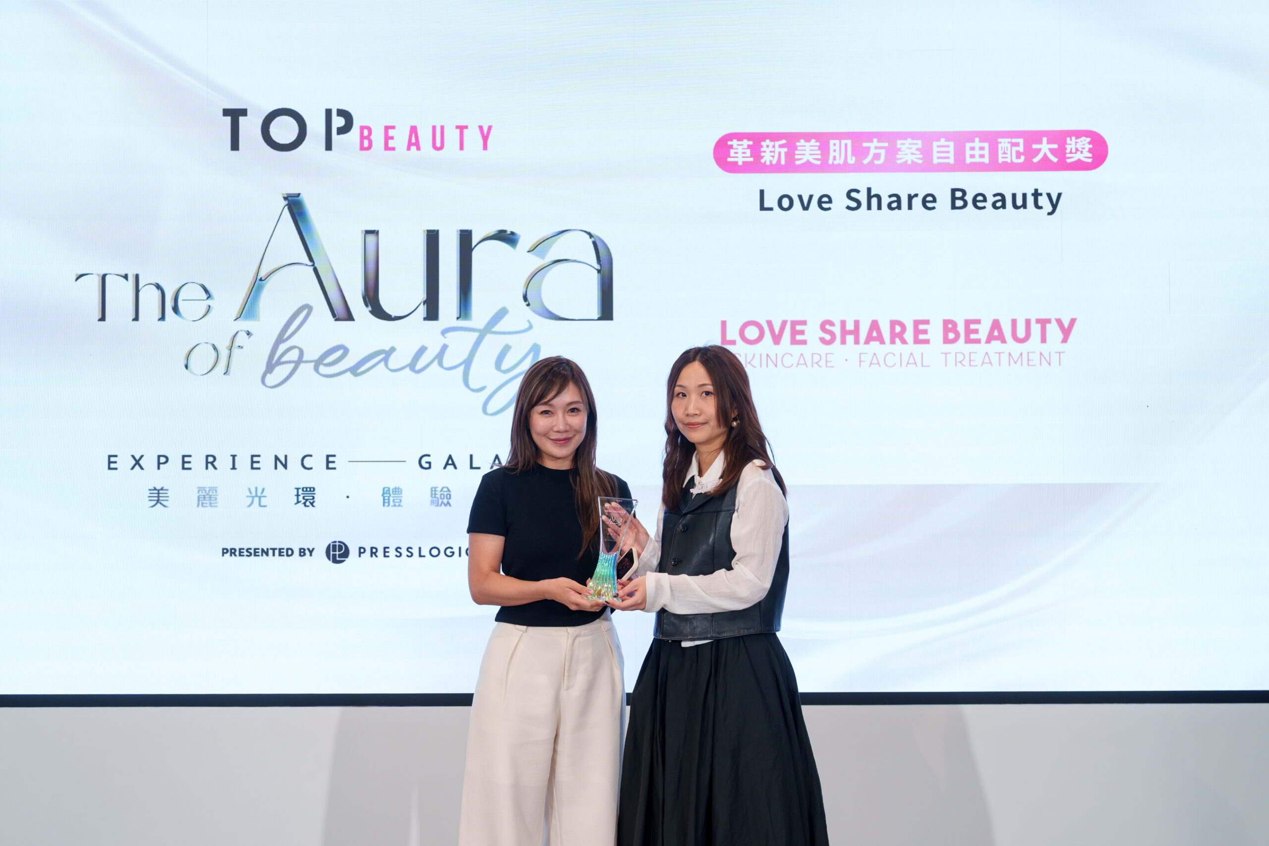 Love Share Beauty CEO Ms Seneria Shum 到台上領取《革新美肌方案自由配大獎》。