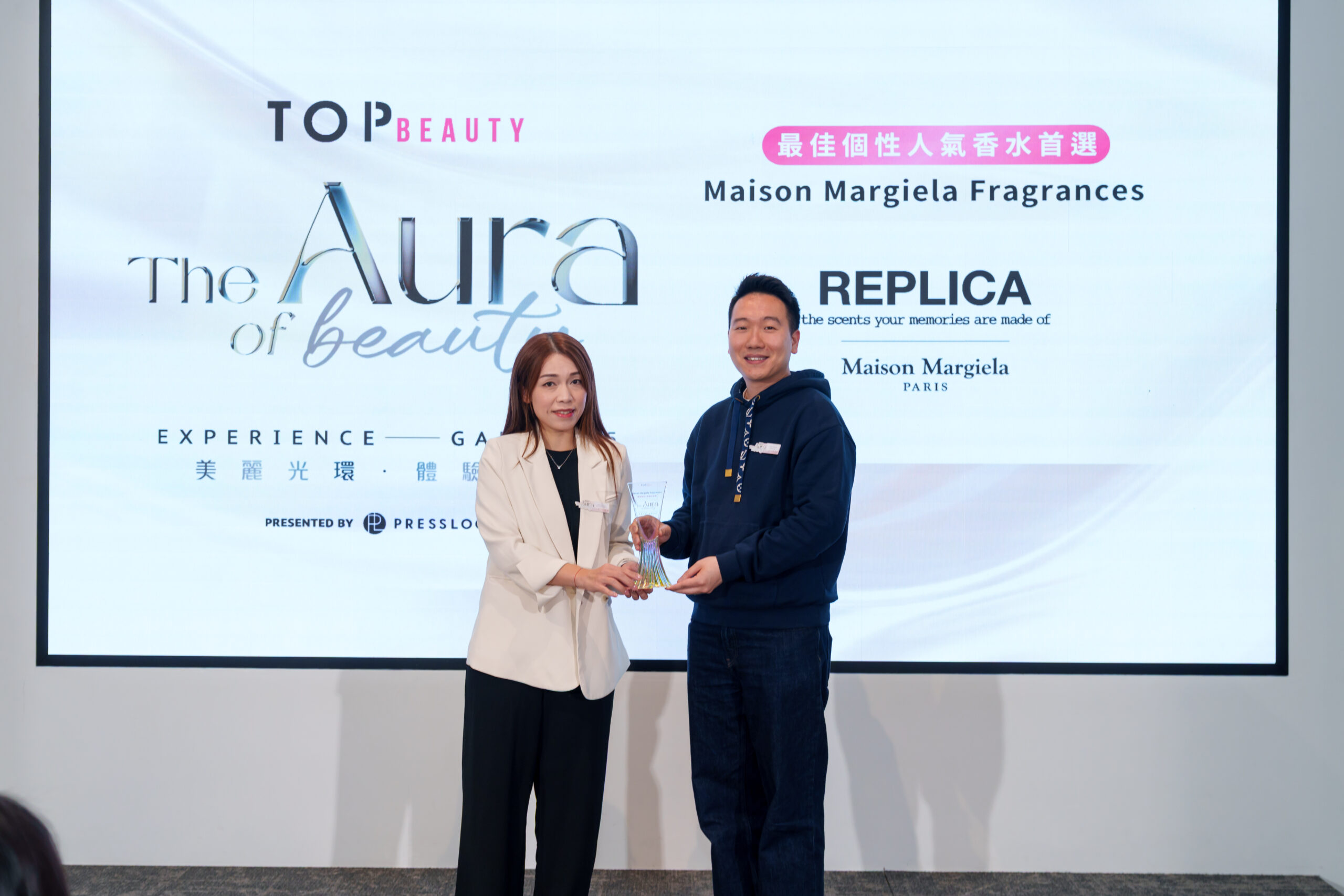 Maison Margiela Fragrances Senior Brand Manager Ms Vanessa Chan 到台上領取《最佳個性人氣香水首選》。