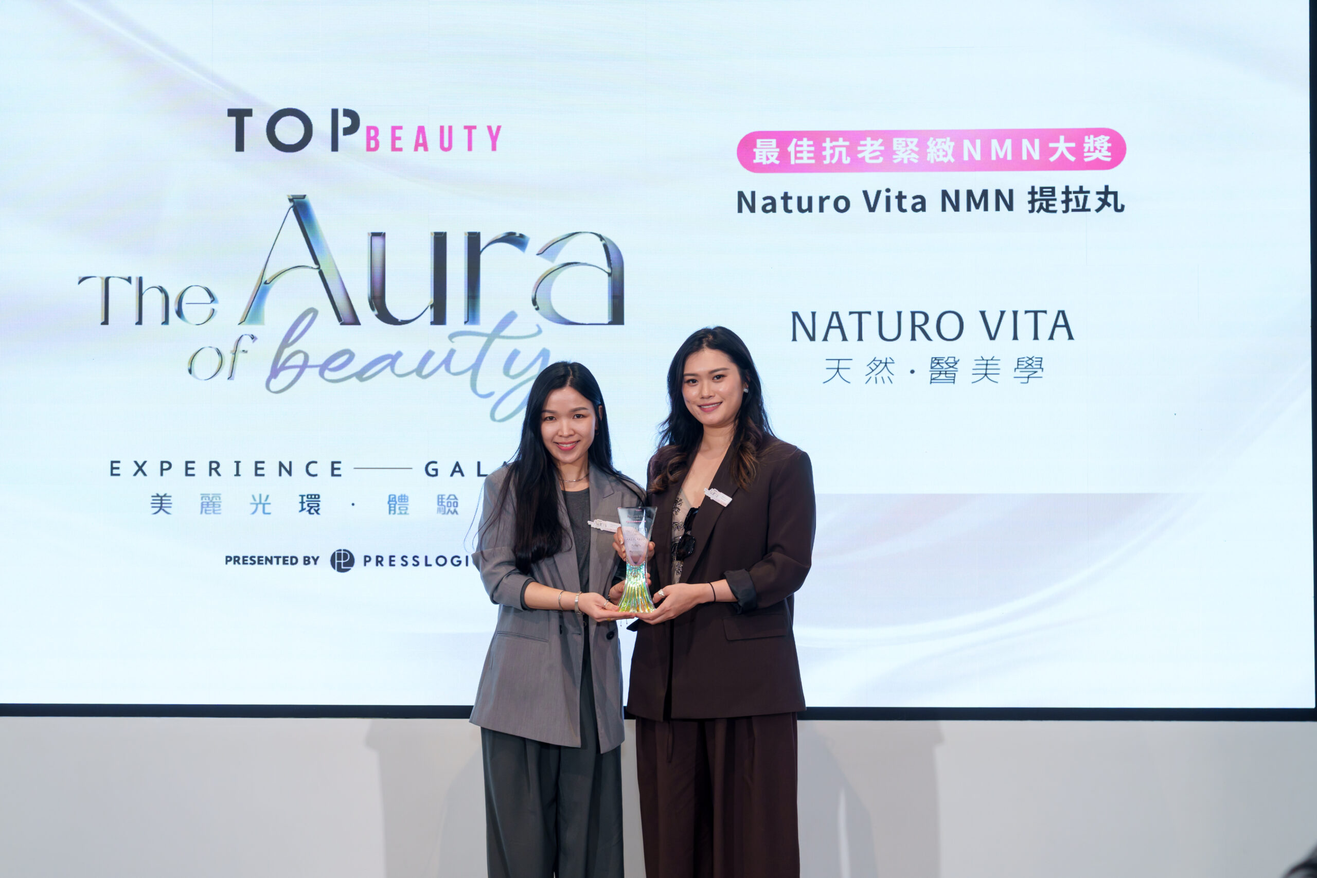 Naturo Vita NMN 提拉丸 Senior Marketing Executive Ms Tiffany Kwan 到台上領取《最佳抗老緊緻NMN大獎》。 