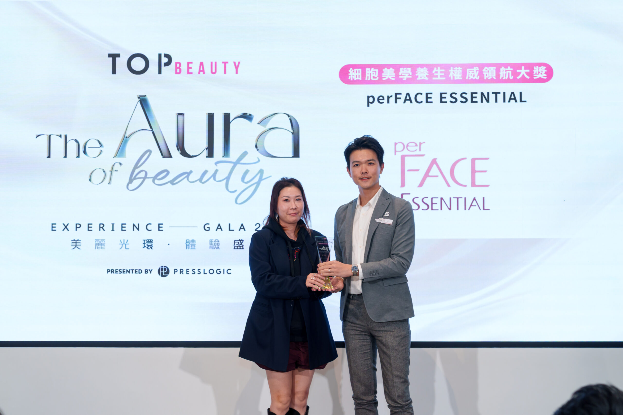 perFACE ESSENTIAL Associate Marketing Director Ms Fannie Ng 到台上領取《細胞美學養生權威領航大獎》。
