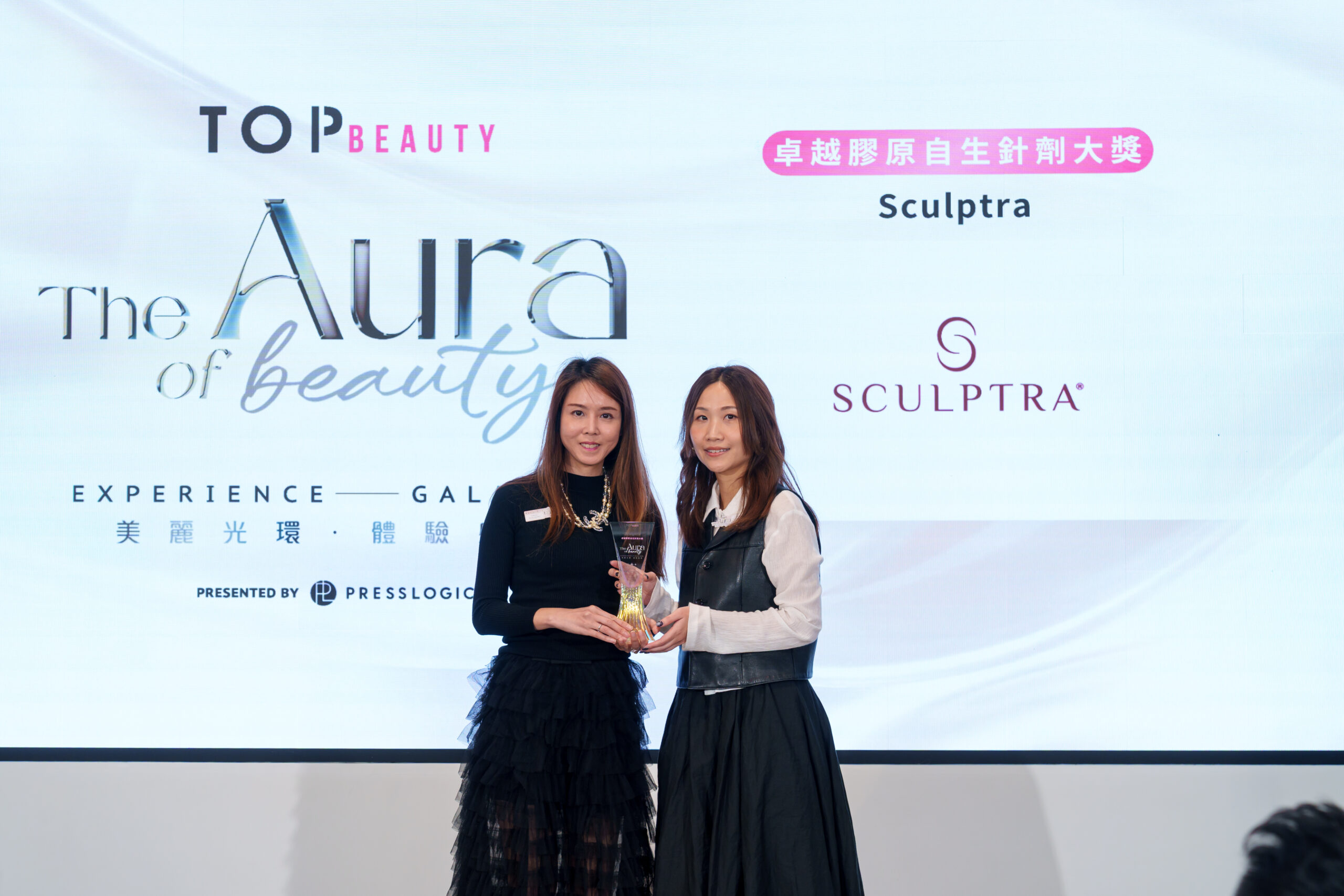 Sculptra Senior Brand Manager Ms Carmen Yeung 到台上領取《卓越膠原自生針劑大獎》。