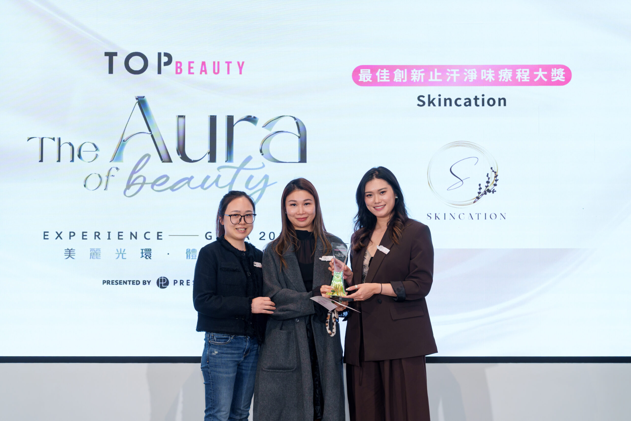Skincation Founder Ms Fion Tso 到台上領取《最佳創新止汗淨味療程大獎》。