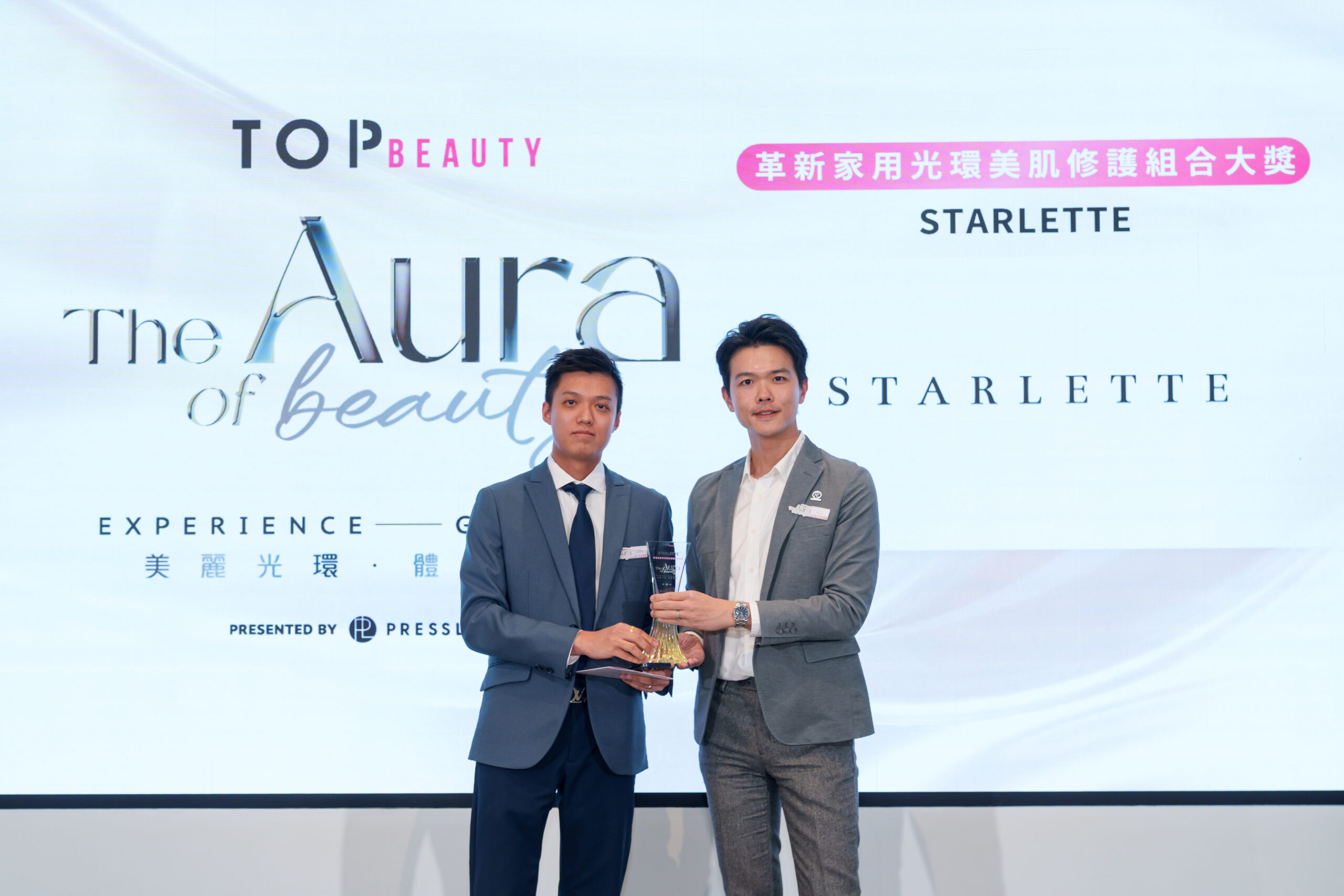 STARLETTE COO Mr Jeff Liu 到台上領取《智慧逆齡家用美肌儀器創新大獎》。