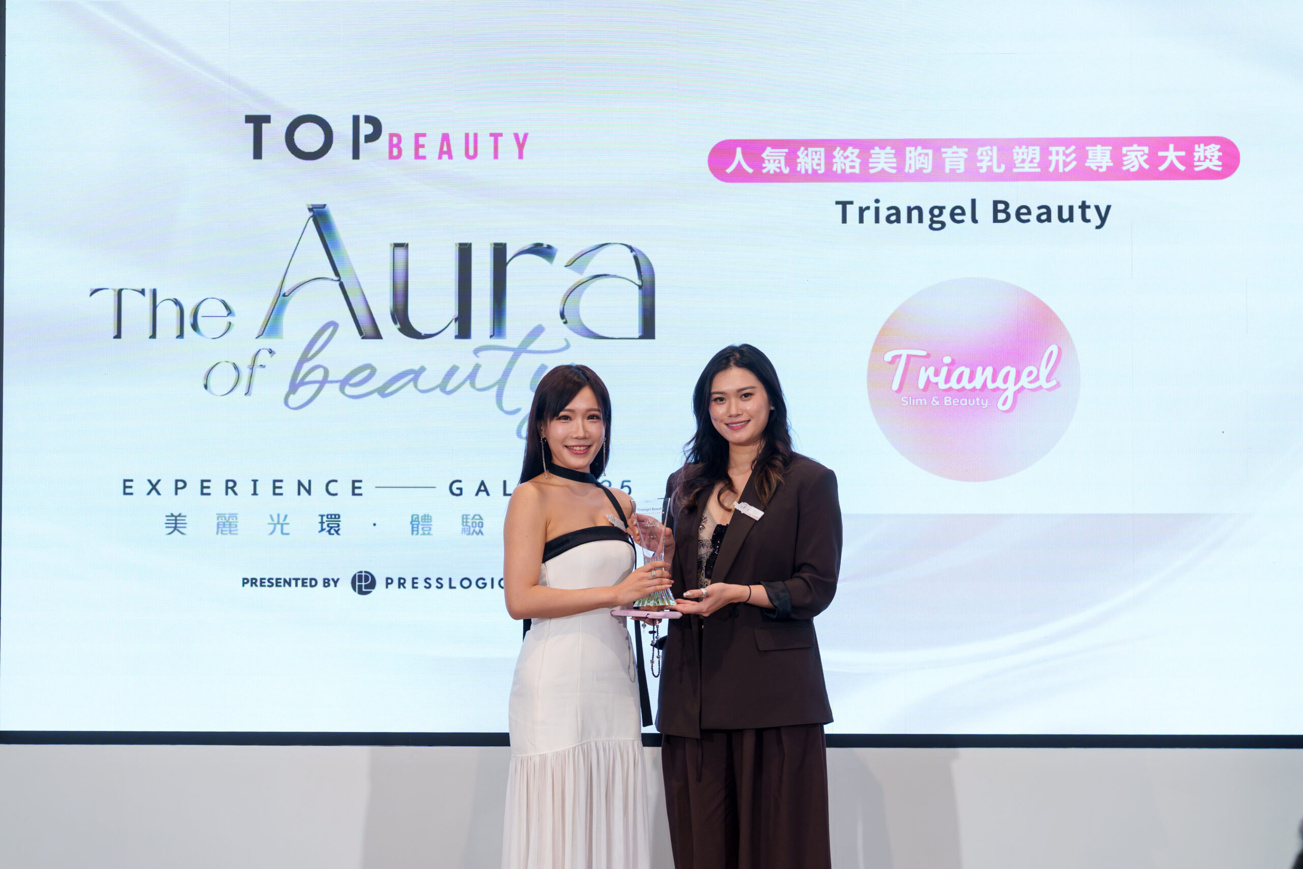 Triangel Beauty Founder Ms Christy Leung 到台上領取《人氣網絡美胸育乳塑形專家大獎》。