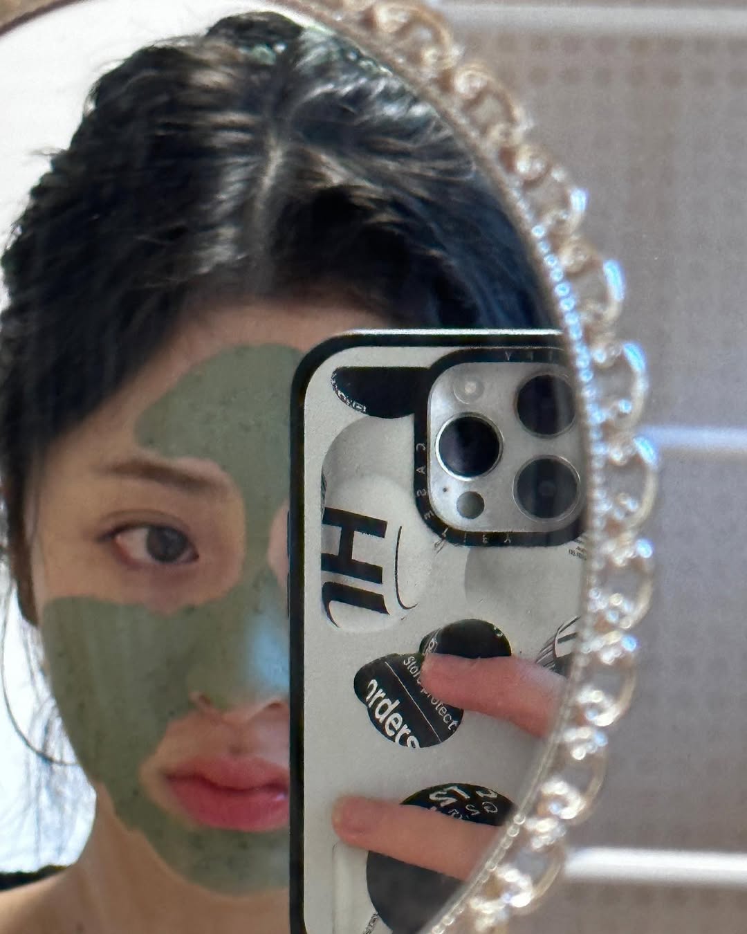 面膜精華液為了維持濃稠感，常含有大分子膠質