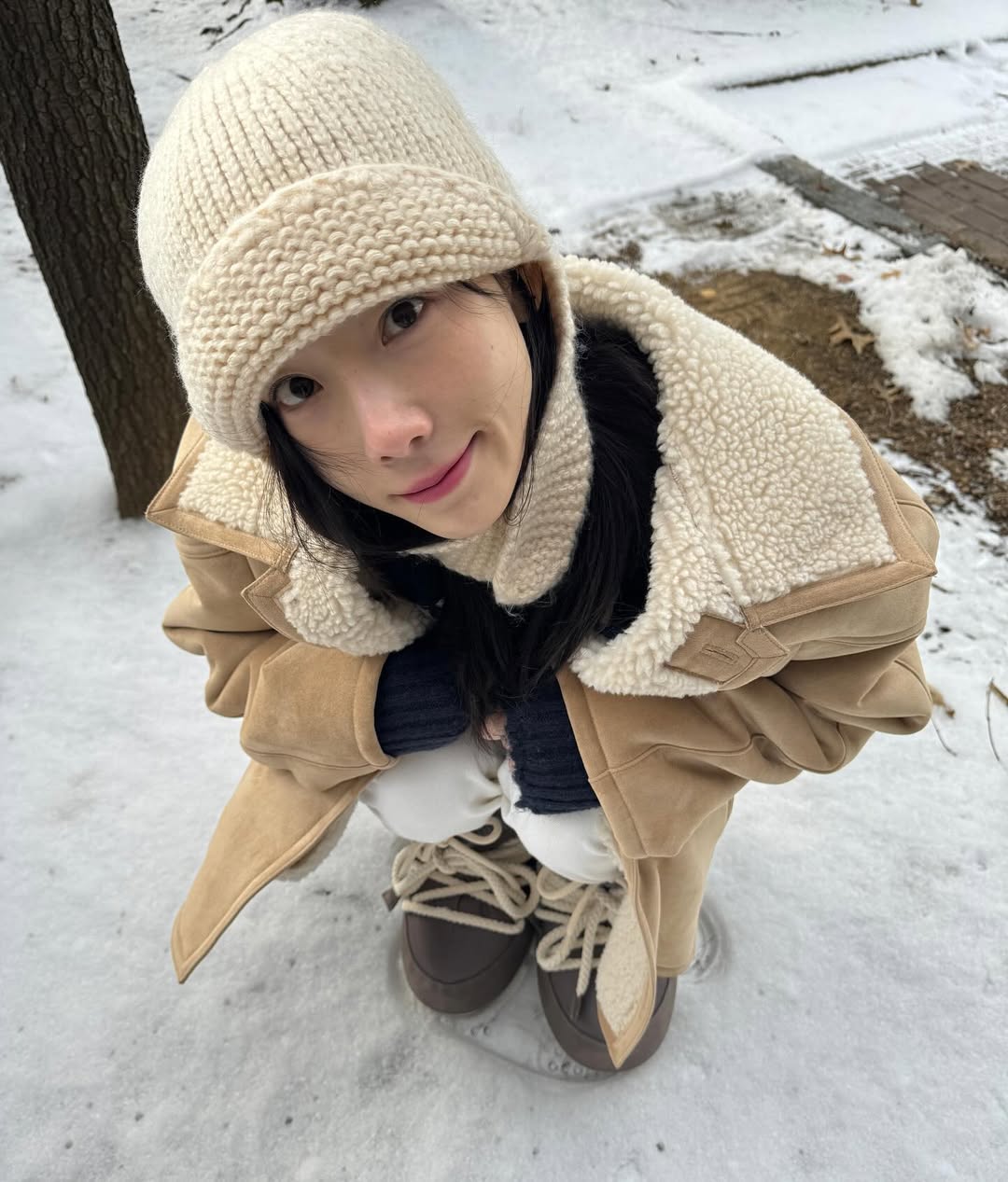 唾液中的酵素會破壞唇部角質層，讓水分流失更快，造成越舔越乾的惡性循環