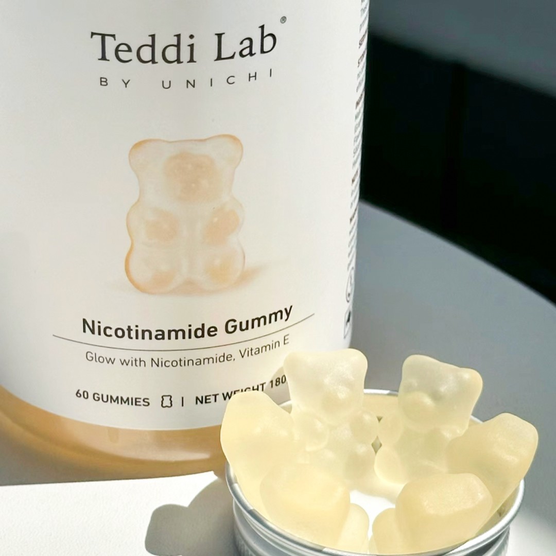 結合澳洲玫瑰果與穀胱甘肽萃取，旨在強化肌膚屏障並從根源提升亮度