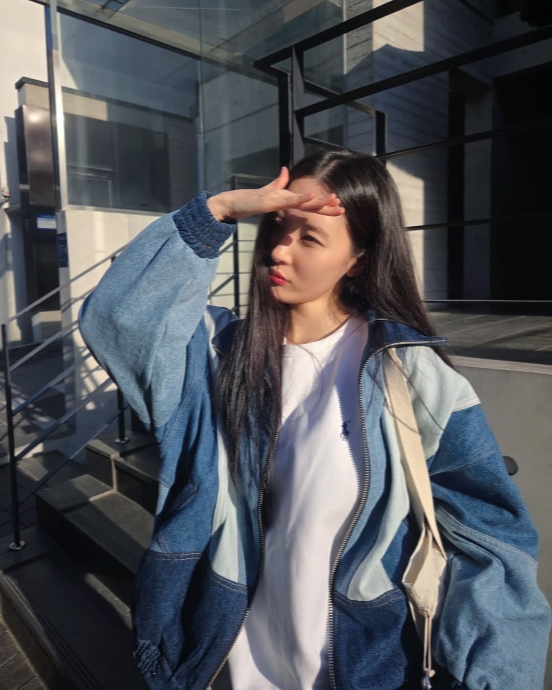 看不見的射線依然在深入妳的真皮層，破壞膠原蛋白，導致所謂的「光老化」