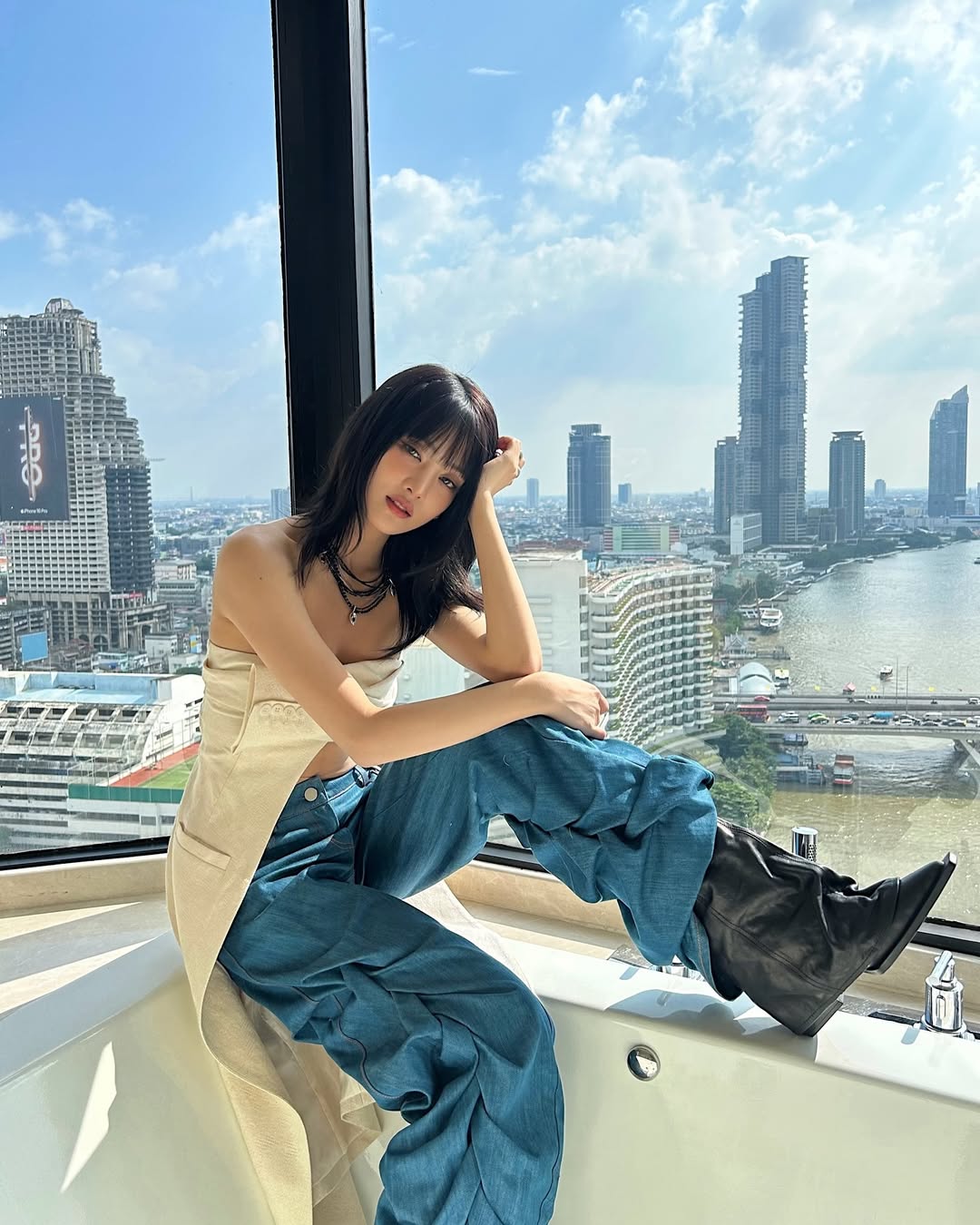 光線是會反射的。陽光射入室內後，會透過地板、牆壁、鏡子進行多次反射