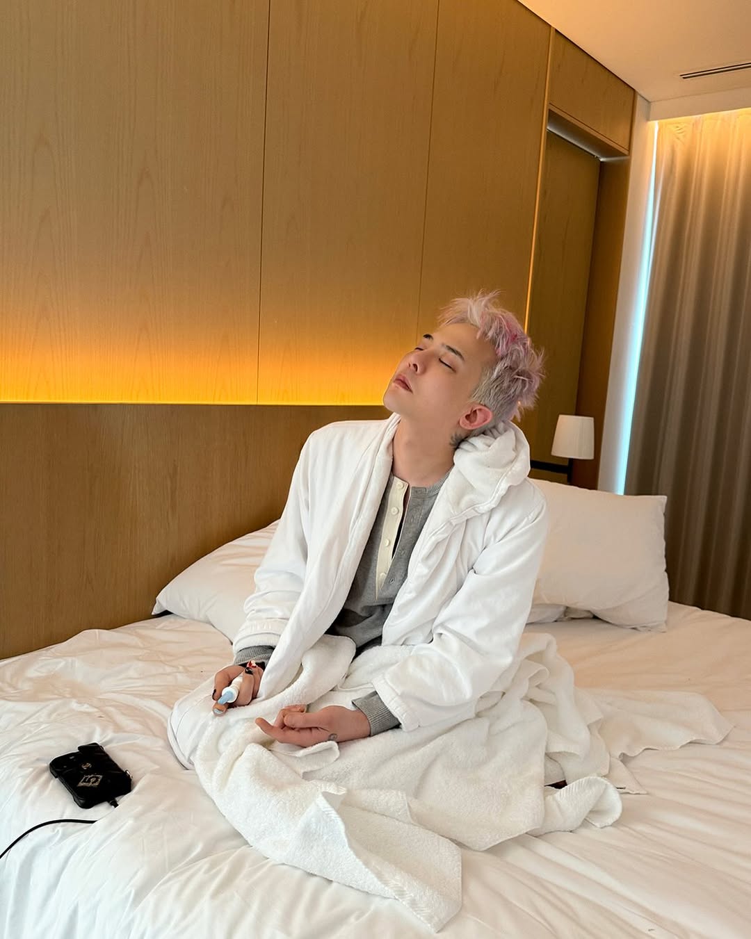 慢慢支撐起上半身，在床上坐著維持2分鐘。這段時間你可以進行一些微小的五官喚醒動作，例如轉動眼珠、輕輕揉捏耳朵外側輪廓，或是按摩頭皮