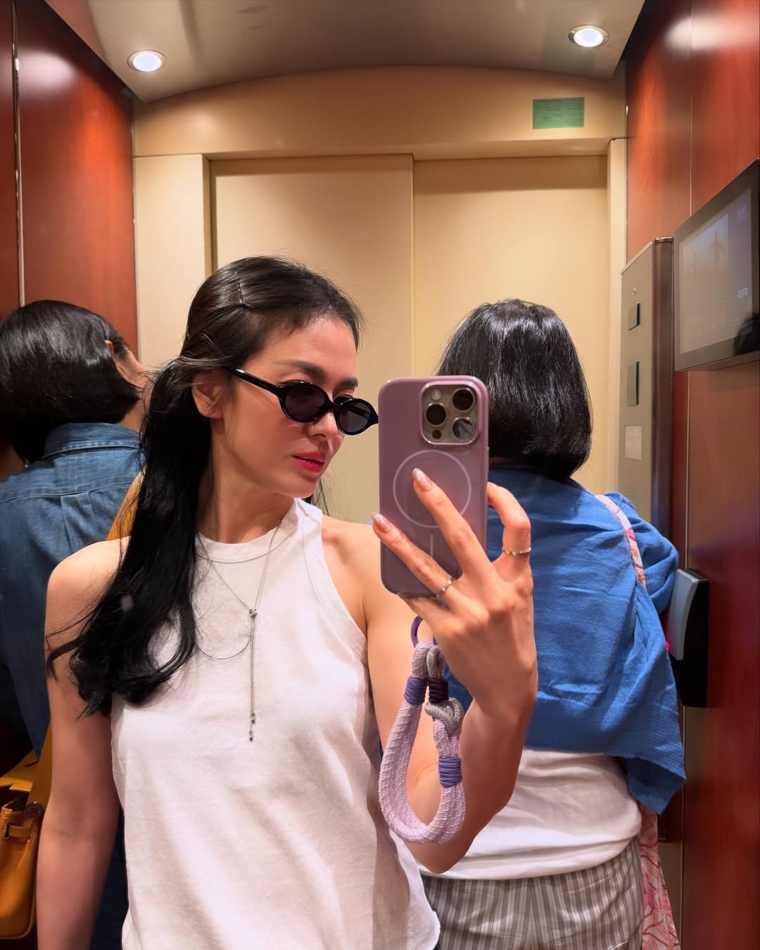 將妳的乳霜與心力，延伸到脖子和鎖骨，搭配正確的按摩手法和日常防禦，妳就能啟動抗老界最強的「無痕保養法」