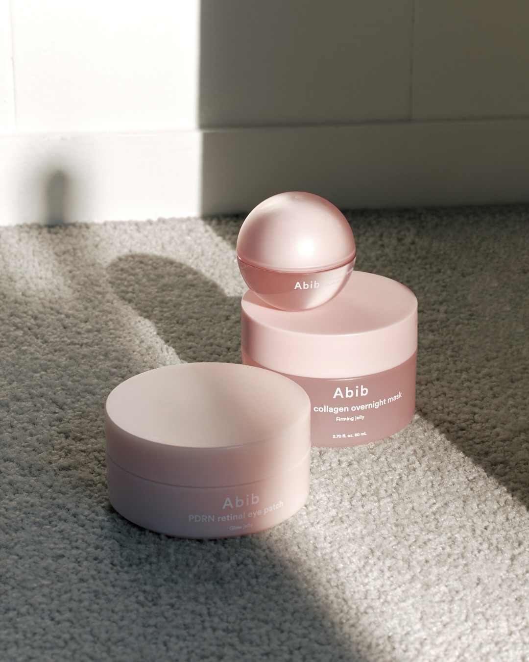 其透明果凍質地既可以當作唇部補水護理、也能當作日常光澤唇蜜使用