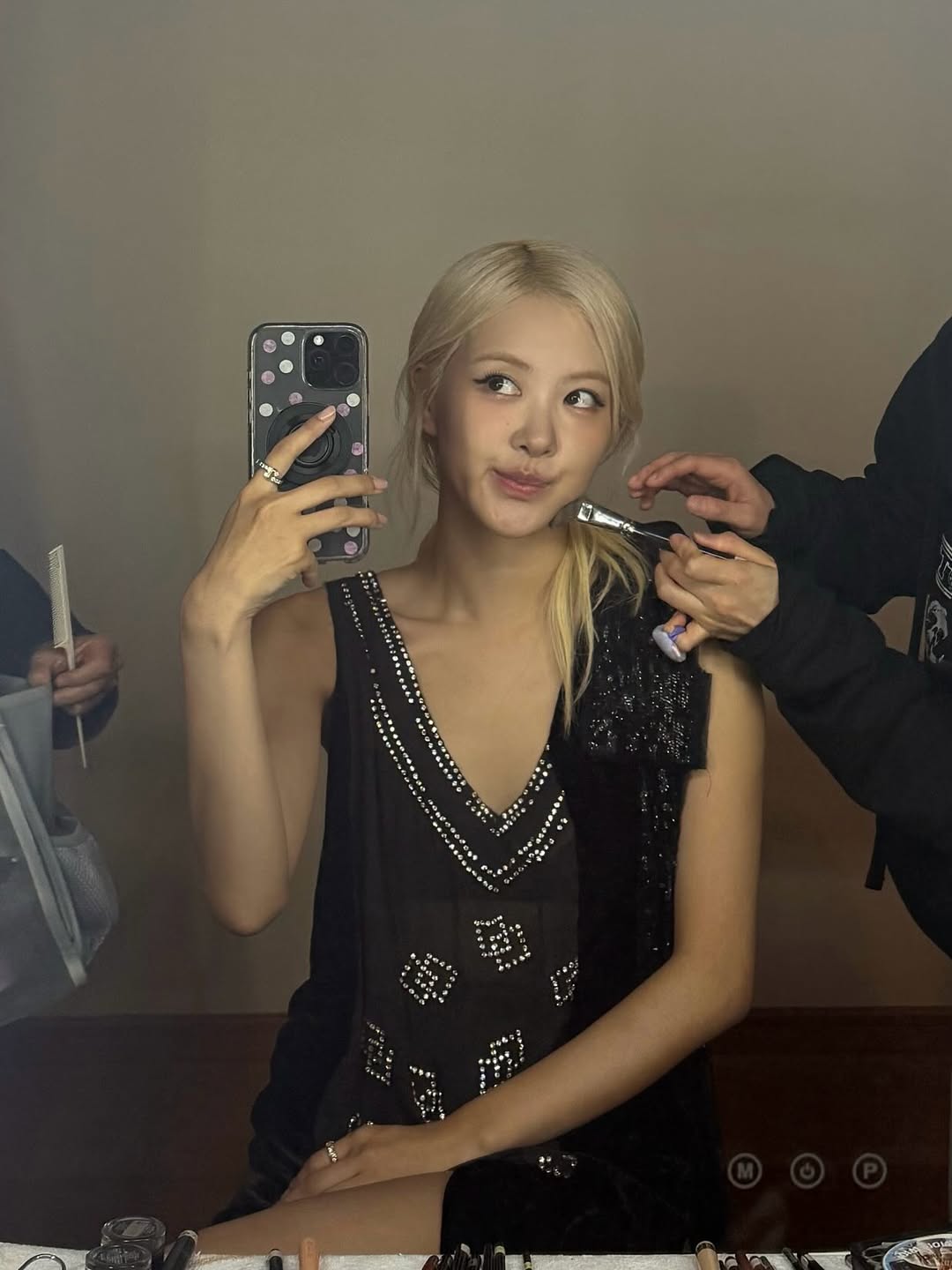 別讓昂貴的精華液敗給了骯髒的刷具。從今天起，養成定期清潔化妝工具的習慣，妳會發現臉上的小瑕疵減少了