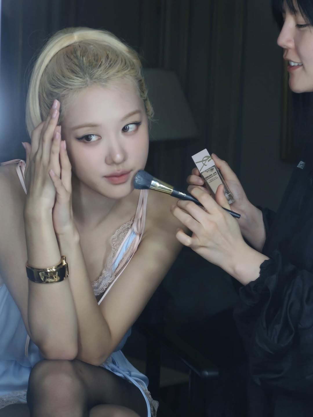 洗化妝掃時掉一兩根是正常的，但如果在使用或清洗過程中成簇掉落，代表內部的黏著膠已經老化分解