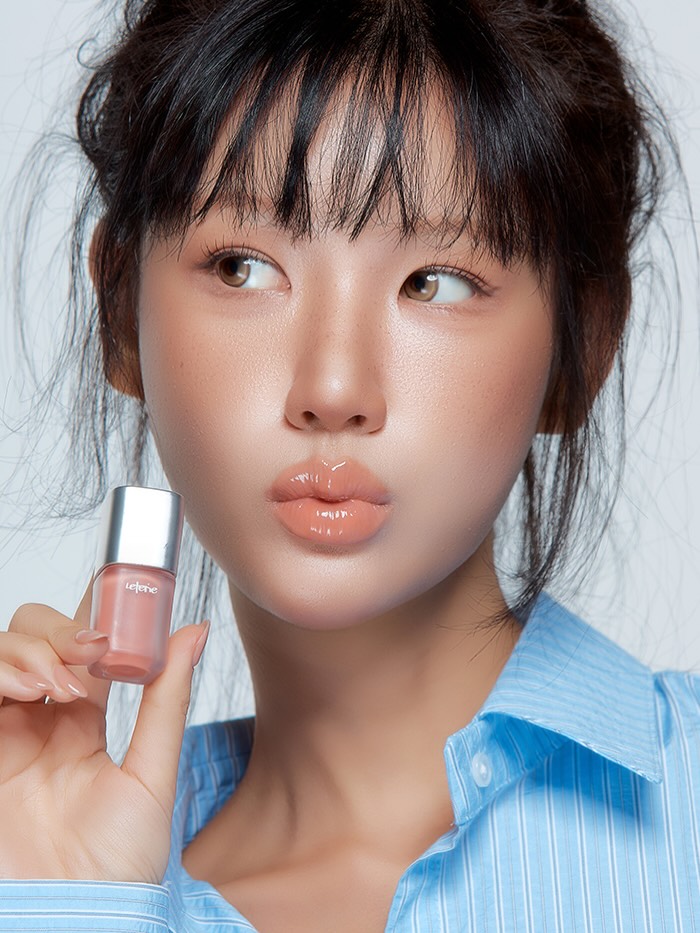 它的潤澤度適中、不黏膩，色澤自然，日常妝容方便使用