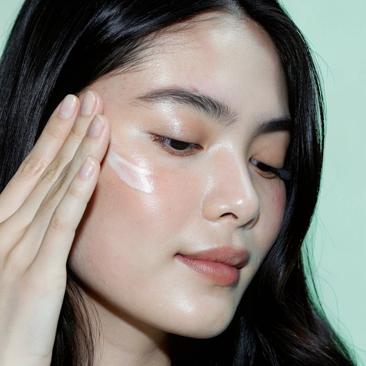 拍打臉部並不會讓水分吸收更快，反而會刺激微血管擴張