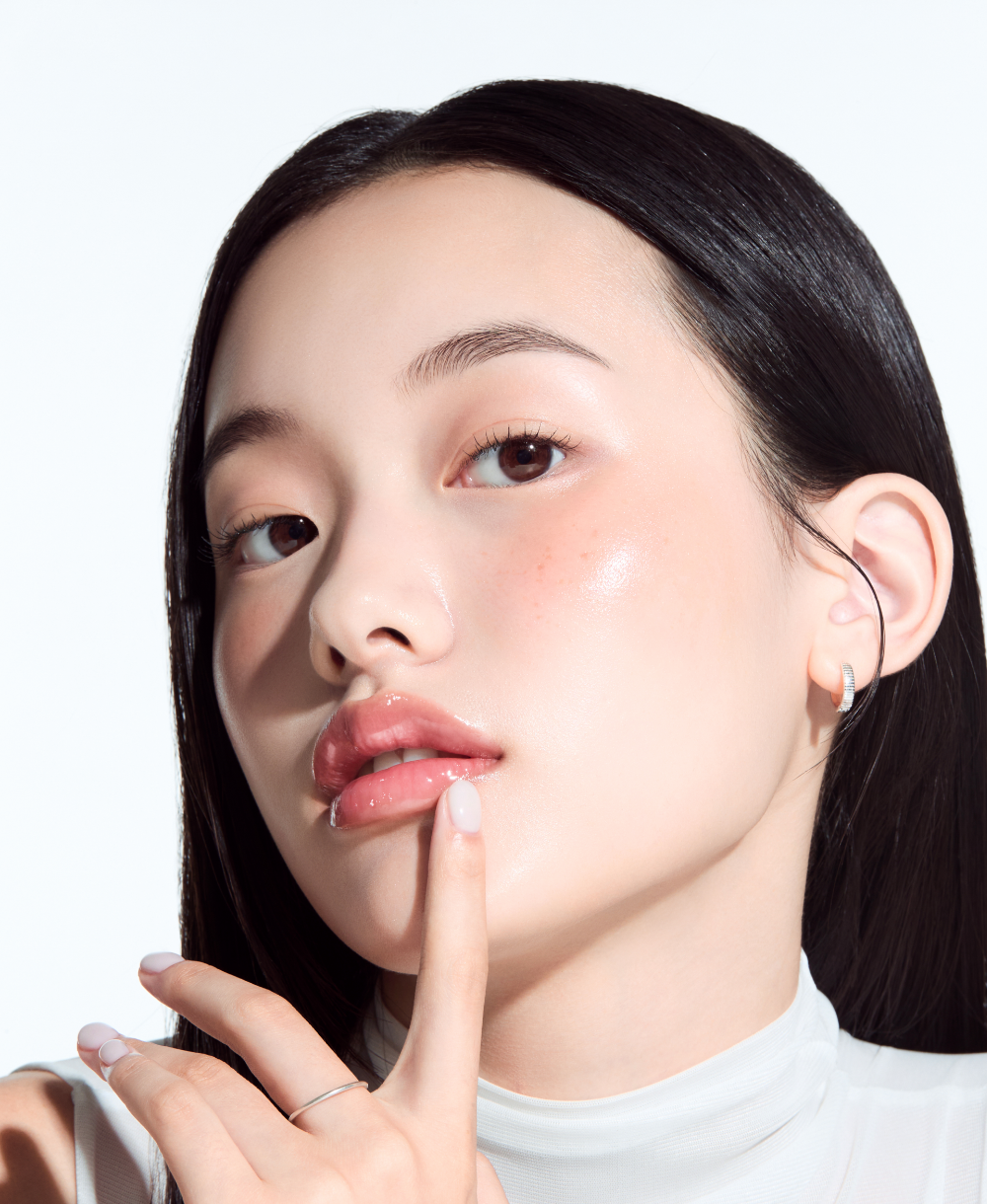 其質地清爽如絲綢，接觸唇部瞬間即化，完全沒有傳統唇油的黏膩負擔感