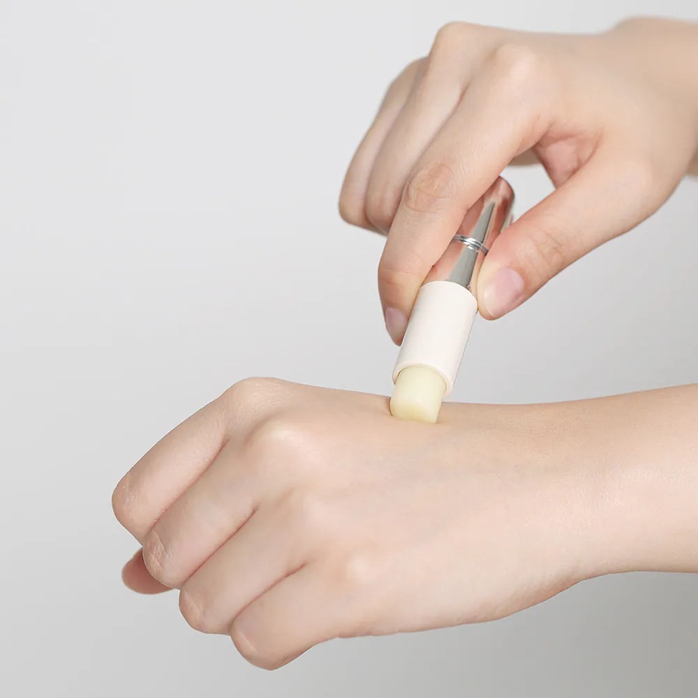 不僅可以提供持久保濕，還能舒緩乾裂及敏感唇部，強化唇部表層保護膜，減少水分流失並恢復柔軟