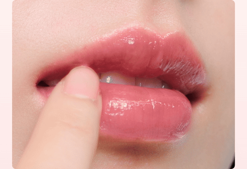 一方面深入滋潤唇部、軟化粗糙角質，另一方面改善唇部彈性與光澤