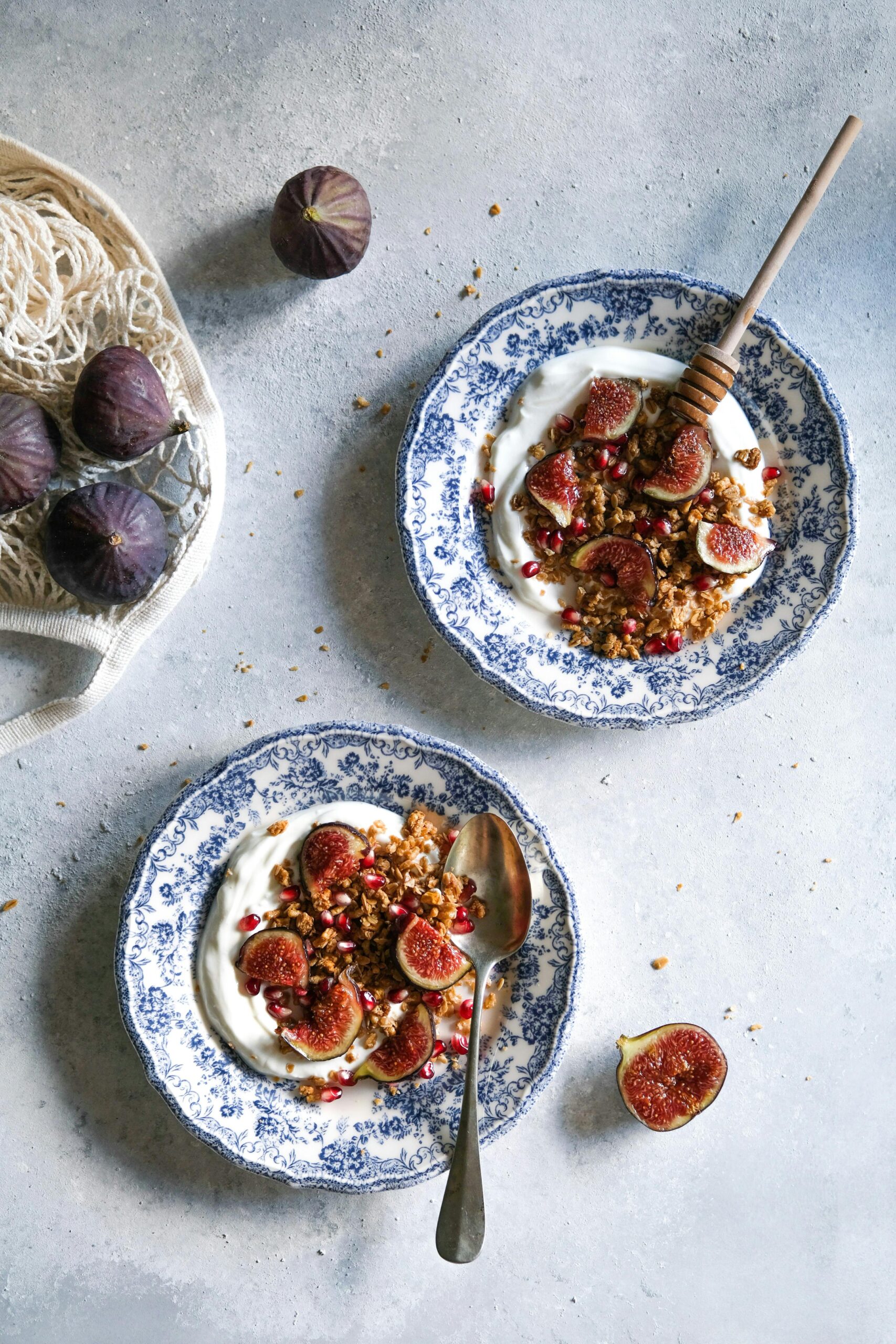 無花果，尤其是果皮和葉子，富含呋喃香豆素