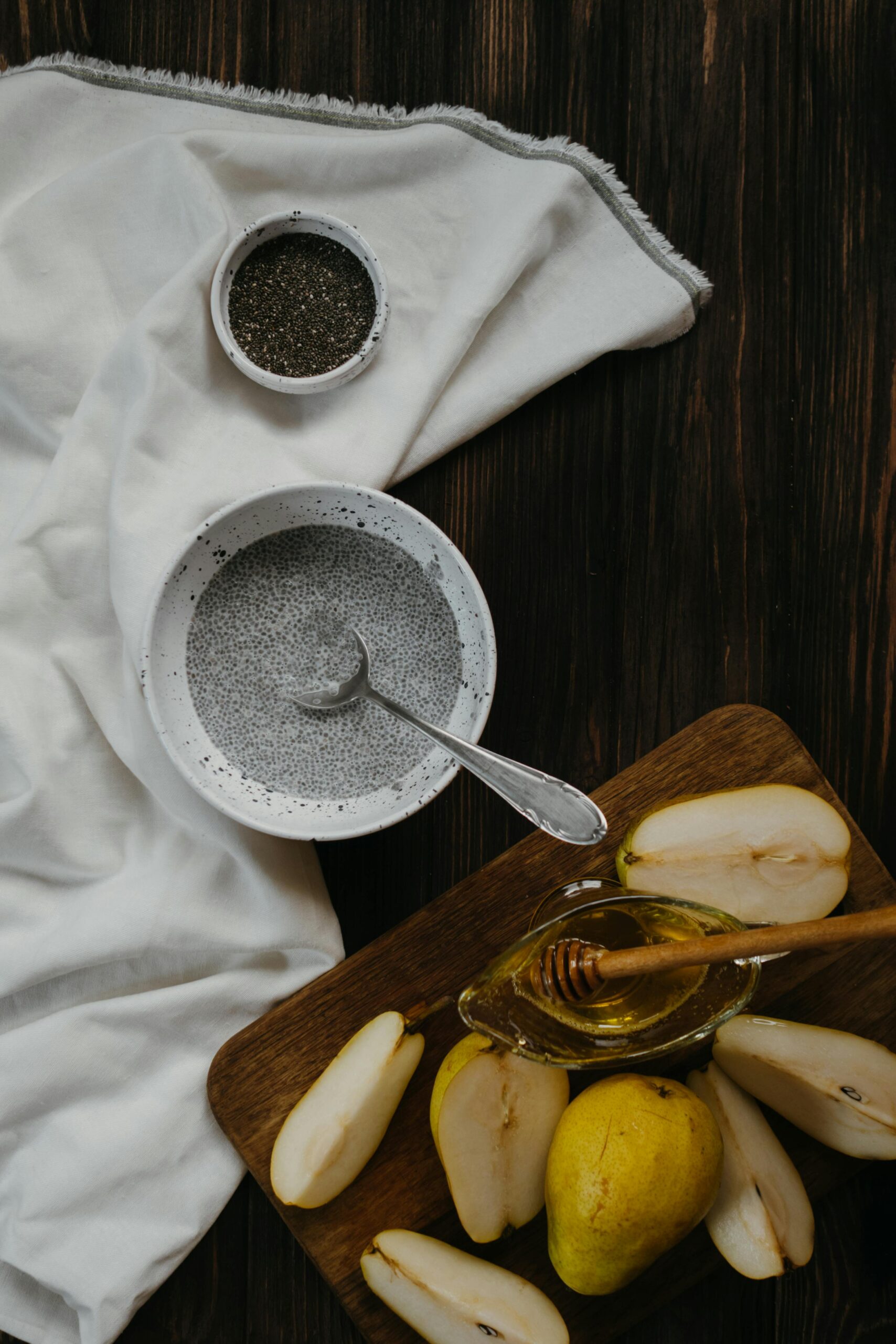 將約一大匙奇亞籽加入 250–300 毫升水中，靜置十到十五分鐘，讓它膨脹形成凝膠狀，製造飽足感，減少無意識吃零食的誘惑。