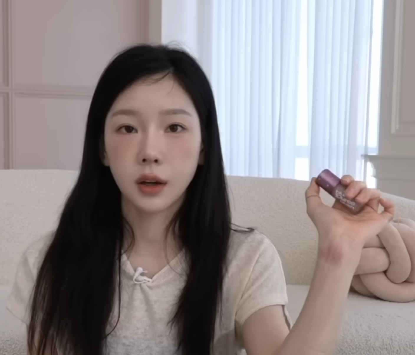 太妍在其個人YouTube頻道的「秋天愛用美妝」中首推 Tiptoe 柔焦顯色腮紅 #R03 COOL MUTE