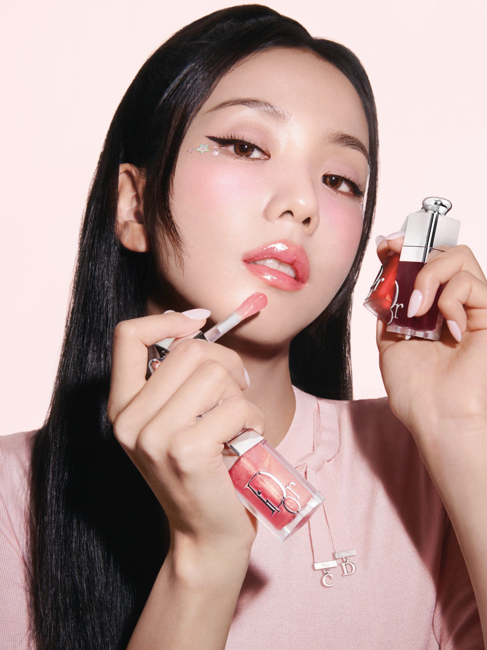 16個色選中，最受矚目的就是Jisoo同款色 #077糖果粉