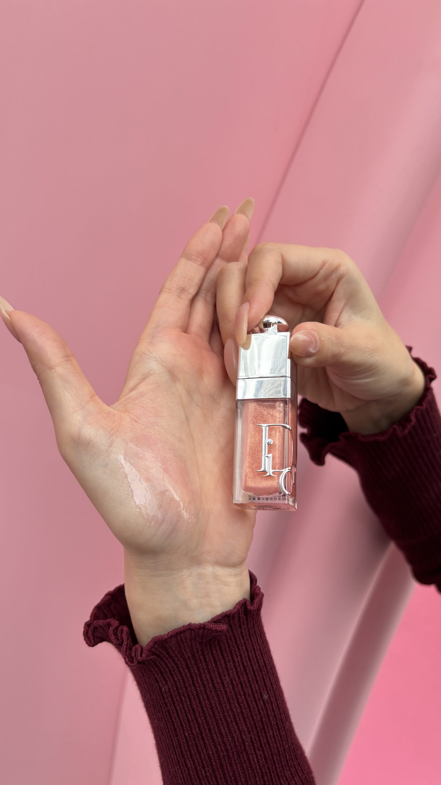 除了外在美，它也添加了護唇保養成分，能提供長效的滋潤度並修飾唇紋