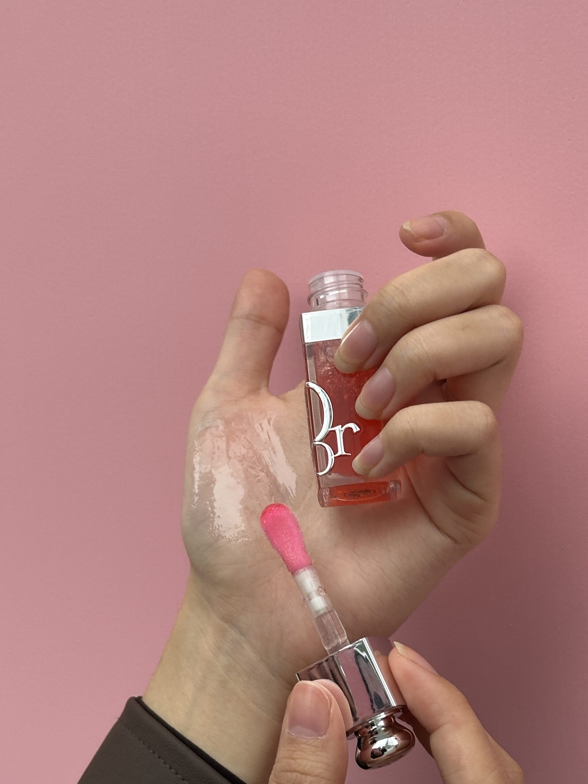 除了顏色之外，這款潤唇油還有一個特別的「棉花糖刷頭」