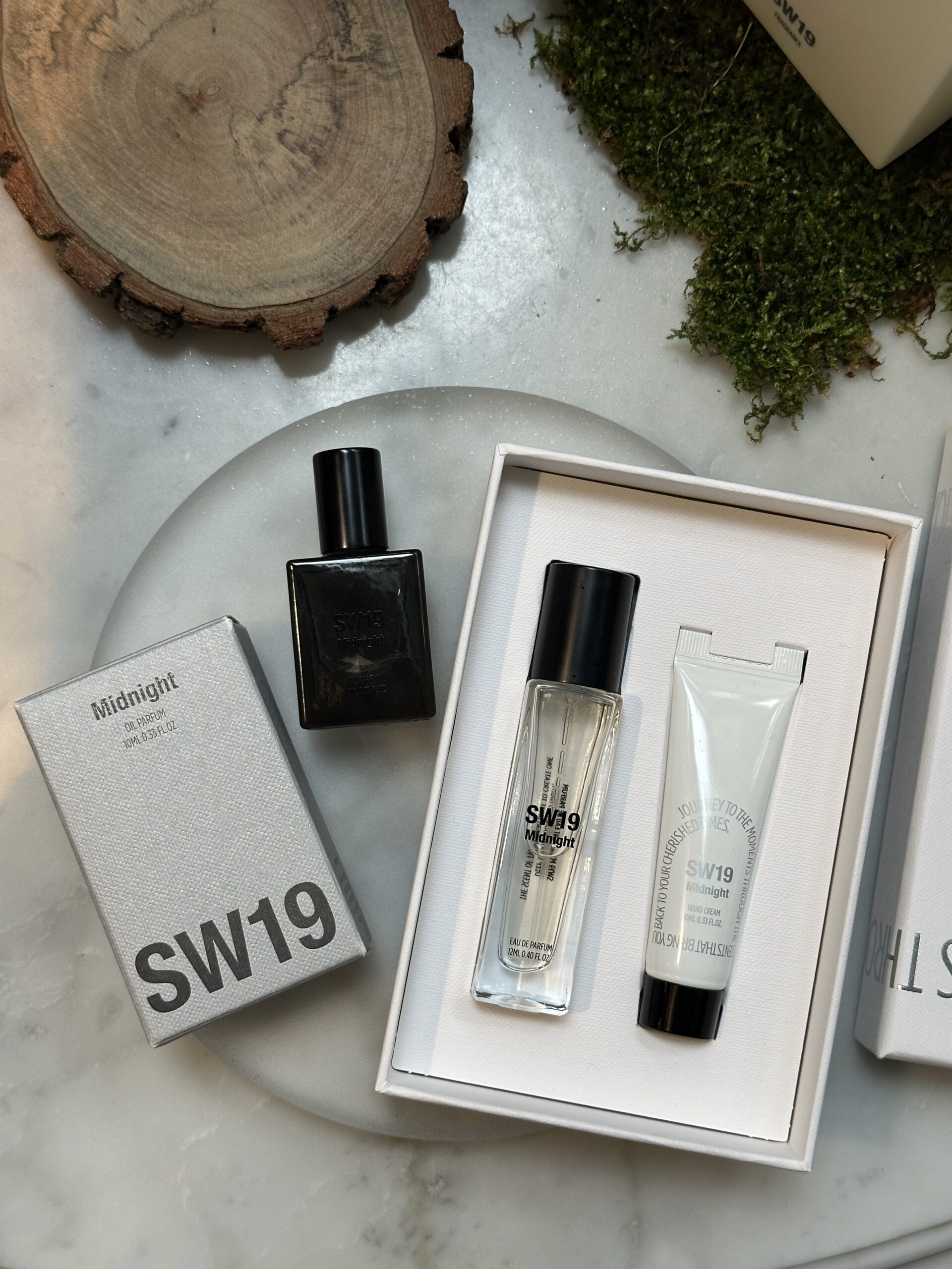 不同於傳統香水的強烈侵略性，SW19的氣息通透且輕盈，強調與皮膚融合後散發出的自然層次感