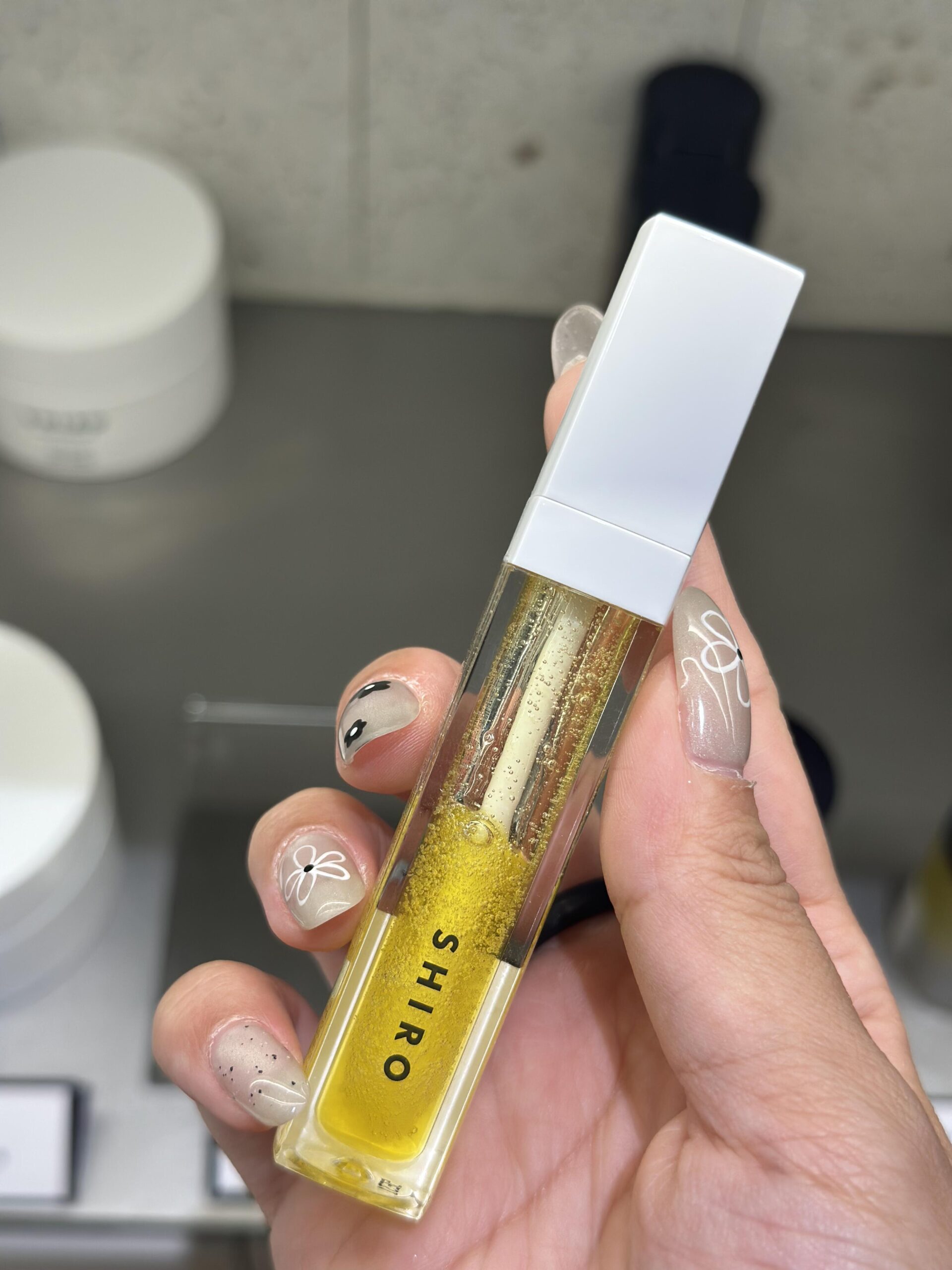 成分中添加了微量的薄荷醇，塗抹時會帶有一絲清涼感