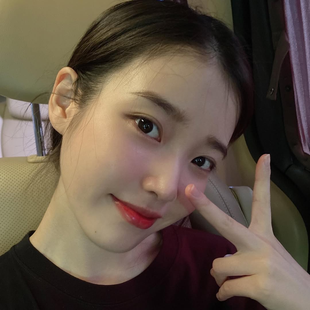 殘留的油脂與髒汙混在一起，成為細菌的溫床，進而形成粉刺與暗瘡