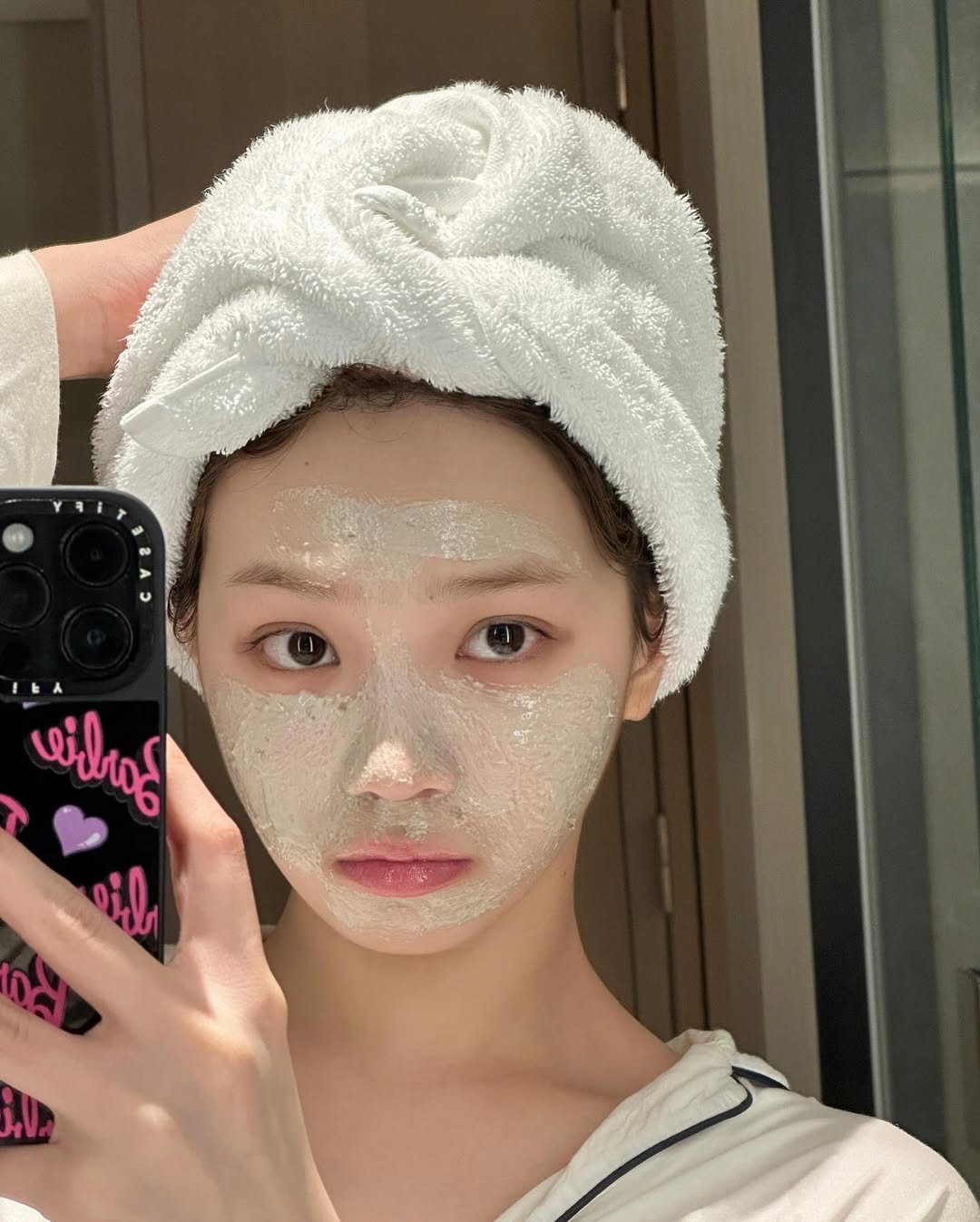 當你敷完面膜，角質層含水量達到巔峰，此時若沒有塗抹含有油脂的保養品（如乳液、面霜）來封閉水分，皮膚表面的水分會迅速蒸發