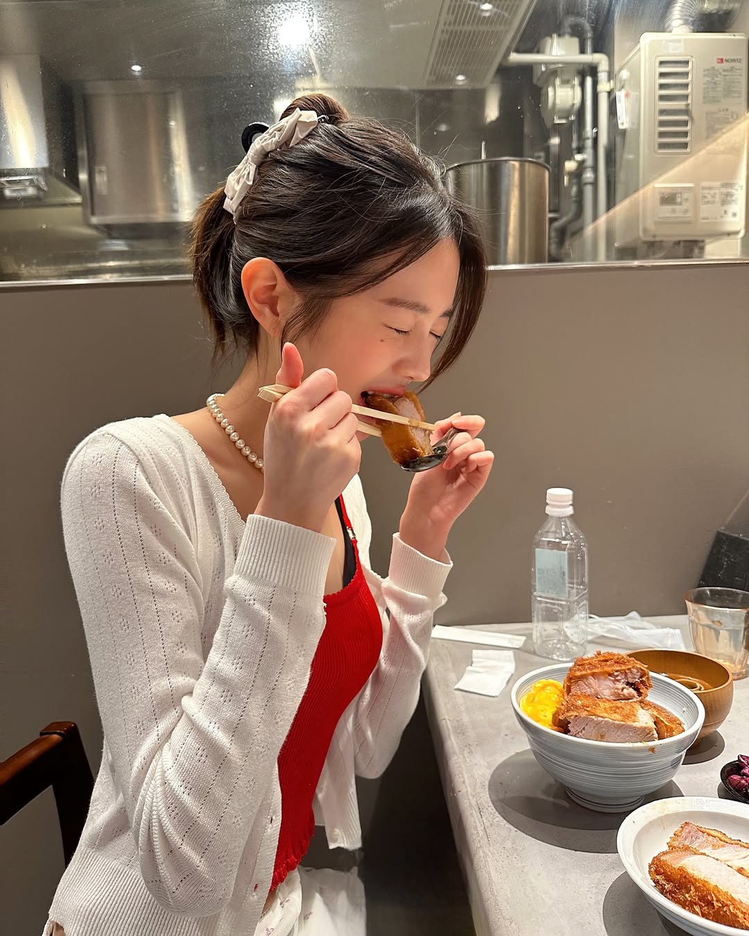 當我們攝取大量精緻澱粉（白飯、麵條、麵包）或高糖食物時，體內的血糖會迅速飆升